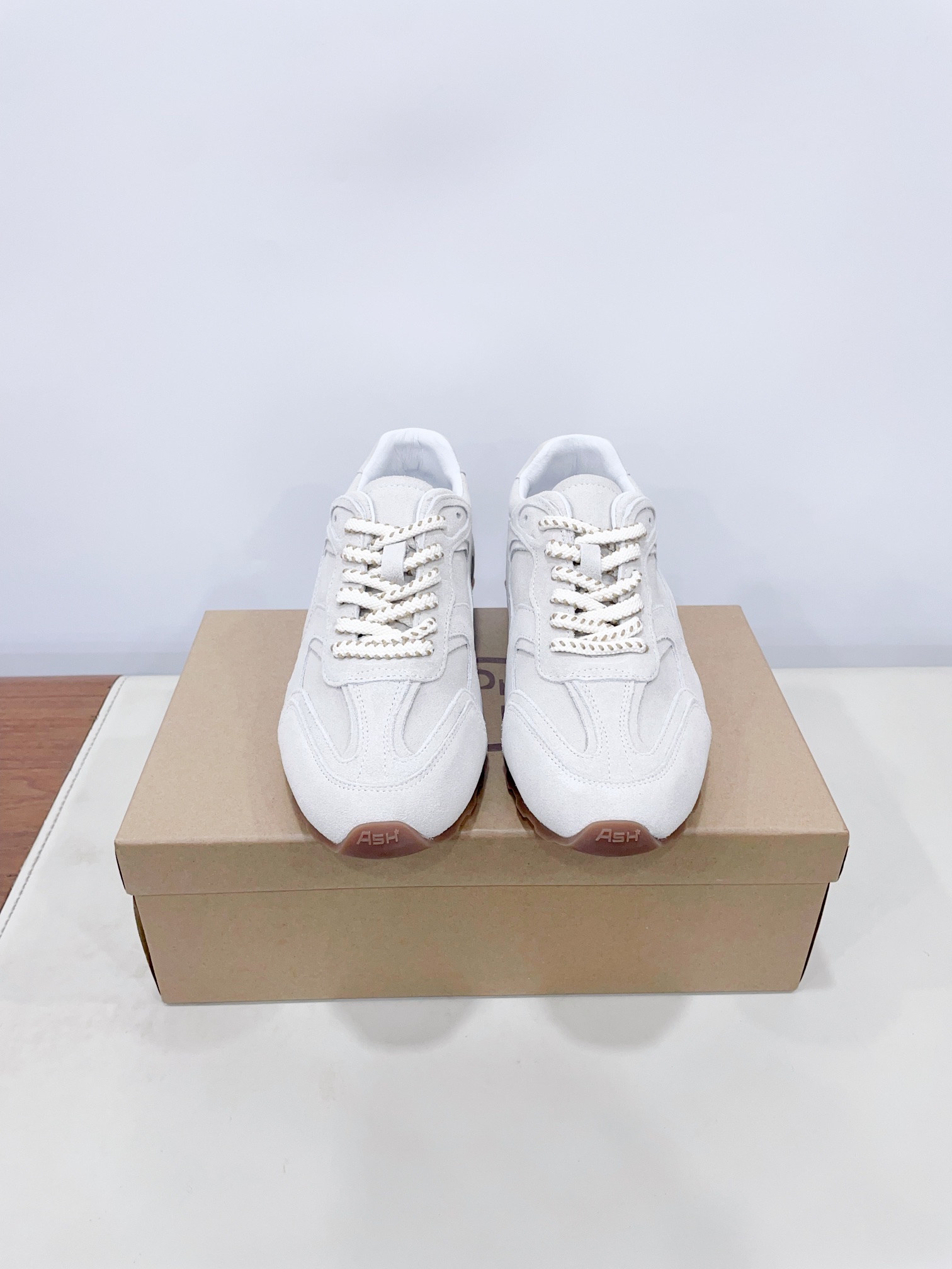 NO:262679,Price ASH 25ss Spring and summer new Italian light luxury brand German training shoes White shoes high-quality cowhide leather colorful shoe label breathable hole design tough Celebrity same casual series, simple design punched breathable shoe body, light rebound and height-enhancing sole imported cowhide, sole rubber sole inner sheepskin 35-40 women (customized for 40 women, no return or exchange) Extreme cost-effectiveness, no bargaining., casual shoes/sports shoes, sneakers, cowhide, sheepskin19860909Price ASH 25ss 春夏新款 意大利轻奢潮牌 德训鞋 小白鞋优质牛皮多彩鞋标透气孔设计坚韧 明星同款休闲系列,简约设计的冲孔透气鞋身,搭配轻盈回弹增高鞋底 面料进口牛皮 鞋底橡胶大底 内里羊皮  35-40女（40女定做不退换） 极致性价比,不议价.,休闲鞋/运动鞋,sneakers,cowhide,sheepskin,Women's Shoes