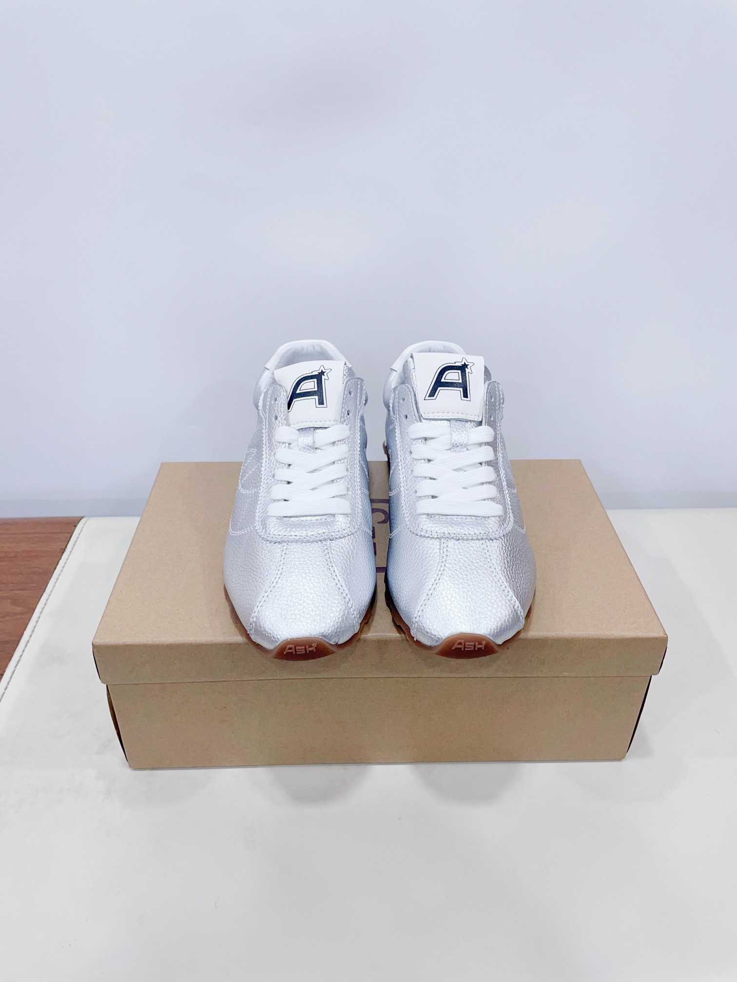 NO:262682,Price ASH 25ss Spring and summer new Italian light luxury brand German training shoes Small white shoes high-quality cowhide leather colorful shoe label breathable hole design tough Celebrity same casual series, simple design punched breathable shoe body, light rebound and height-enhancing sole Fabric cowhide sole rubber sole   foam combination sole inner pig skin 35-40 women (40 women custom made without return and exchange) Extreme cost-effectiveness, no bargaining price., casual shoes/sports shoes, sneakers, cowhide19860909Price ASH 25ss 春夏新款 意大利轻奢潮牌 德训鞋 小白鞋优质牛皮多彩鞋标透气孔设计坚韧 明星同款休闲系列,简约设计的冲孔透气鞋身,搭配轻盈回弹增高鞋底 面料牛皮 鞋底橡胶大底 发泡组合大底 内里猪皮 35-40女（40女定做不退换） 极致性价比,不议价.,休闲鞋/运动鞋,sneakers,cowhide,Women's Shoes