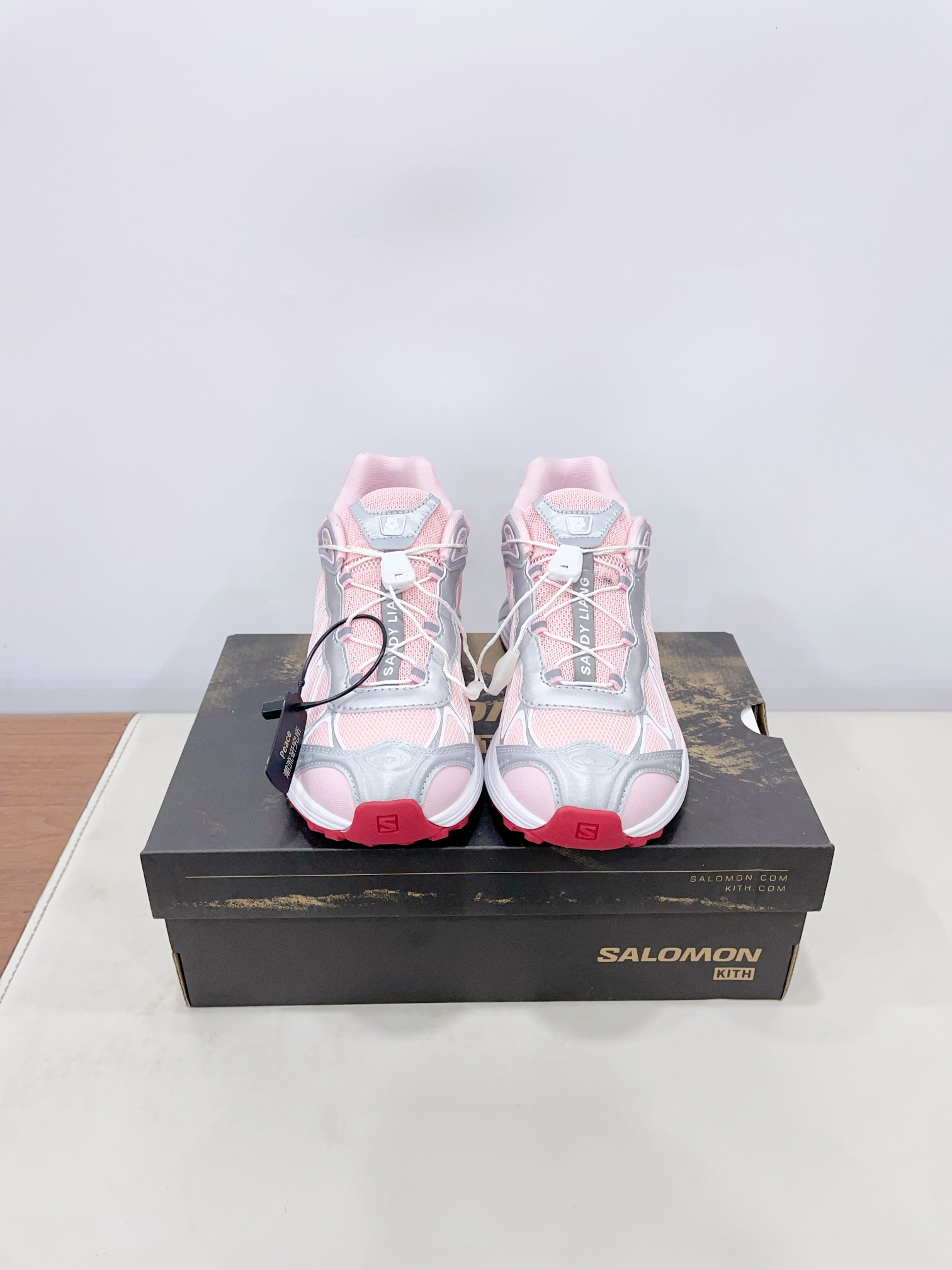 NO:252296,Price Salomon 25 Spring and Summer New Series XT-whisper is very lightweight!  Loose and breathable, not pressing on the feet, and it is recommended by celebrities. It is a model that increases the height of the feet and makes your legs look thinner!  The upper is also classic with wavy mesh leather covering, and is paired with Kith's iconic brand logo, low-key and luxurious. This pair of shoes can be easily controlled whether it is matched with work pants, sporty style or simple street style!  The matcha brown and green color combination is cool and stylish, while the cream is white and yellow is fresh and versatile. It is definitely an eye-catching tool for going out in spring!  35-40 (40 women will not return or exchange) Extreme cost-effectiveness, no bargaining price., Daddy shoes19860909Price 萨洛蒙25春夏全新系列XT-whisper 非常轻便！宽松透气不压脚面,而且还是明星同款推荐～上脚增高显腿细！ 鞋面采用也是经典的鞋面波浪形网眼皮革覆盖,搭配kith标志性的品牌标识,低调又奢华. 这双鞋无论是搭配工装裤,运动风还是简约街头风都能轻松驾驭！抹茶棕绿配色酷炫有型,奶油白黄则清新百搭,绝对是春季出街的吸睛神器！ 35-40（40女不退换） 极致性价比,不议价.,老爹鞋,Women's Shoes