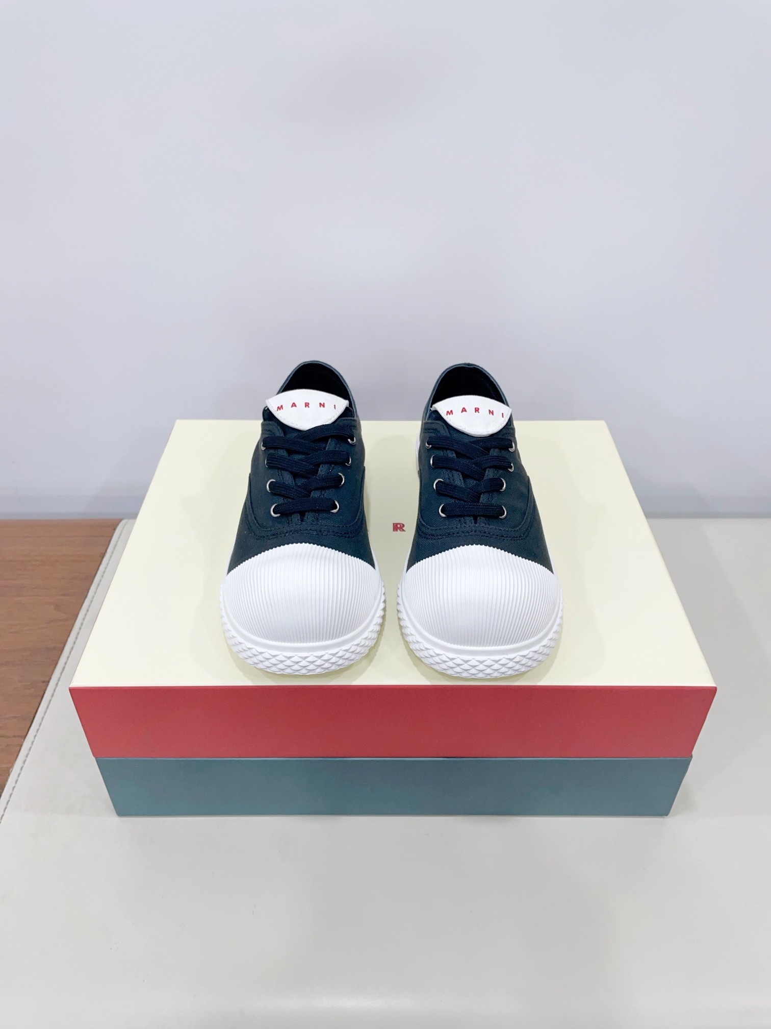 NO:252294,Price (Accessories) Marn* 25ss New Couple Big Toe Shoes So Cute MARNI COTTON WAVE Men's and Women's Big Toe Shoes Continue the brand's usual simplicity and fashion style. The design inspires from the wave form of nature, combining comfort and trendy elements, and consumers who pursue personality and comfort. The shoes are really super light and soft, with fabric material and cowhide insole. It's easy to wear, cute and cute!  Marni's new interpretation of cotton wave lightweight sneakers, canvas material. The toe is slightly raised, continuing the Martin boot toe design, giving the toe more room for movement and stretching. Shocking is coming, super beautiful!  Canvas, inner cowhide, original molded rubber sole for women, 35-40 women (customized for women, no return or exchange) Extreme cost-effectiveness, no bargaining., casual shoes/sports shoes, marni, boots, sneakers, cowhide19860909Price（配饰） Marn* 25ss 新款情侣款大头鞋 太萌了 MARNI 2025春夏新品的COTTON WAVE男女同款大头鞋,延续了品牌一贯的简约与时尚风格. 设计灵感来源于自然界的波浪形态,结合了舒适与潮流元素,追求个性与舒适的消费者.鞋真的超级轻软,布面的材质,牛皮的内底.好穿到不行,萌萌哒很可爱！ marni全新演绎cotton wave 轻便运动鞋,帆布材质.鞋头微翘,延续马丁靴鞋头设计,给脚趾更多活动舒展空间 震撼来袭 超级好看！ 鞋面帆布 内里牛皮 大底原版开模橡胶底 35-40女（40女定做不退换） 极致性价比,不议价.,休闲鞋/运动鞋,marni,boots,sneakers,cowhide,Women's Shoes