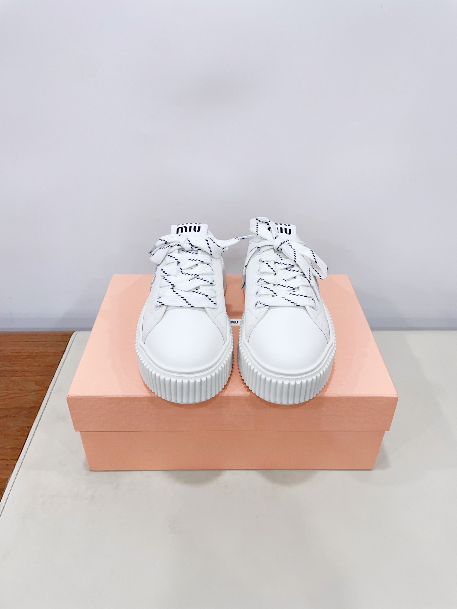 NO:262720,Price miumi*25ss Spring new style thick-soled biscuit shoes Latest catwalk style, classic upgrade, coexistence of comfort and fashion, each color matches good, design and different style needs, original custom fabric upper lining: original custom sheepskin lining, original open mold non-slip sole 35-40 women (40 women custom made without return and exchange) Extreme cost-effectiveness, no bargaining., casual shoes/sports shoes semi-trail, miumiu, sneakers, sheepskin19860909Price miumi*25ss春新款 厚底饼干鞋 最新走秀款,经典升级 舒适度与时髦度并存 每个颜色搭配都好看,设计搭配不同风格需求 鞋面原版定制布 内里: 原版定制羊皮内里 大底原版开模防滑大底  35-40女（40女定做不退换） 极致性价比,不议价.,休闲鞋/运动鞋半拖,miumiu,sneakers,sheepskin,Women's Shoes