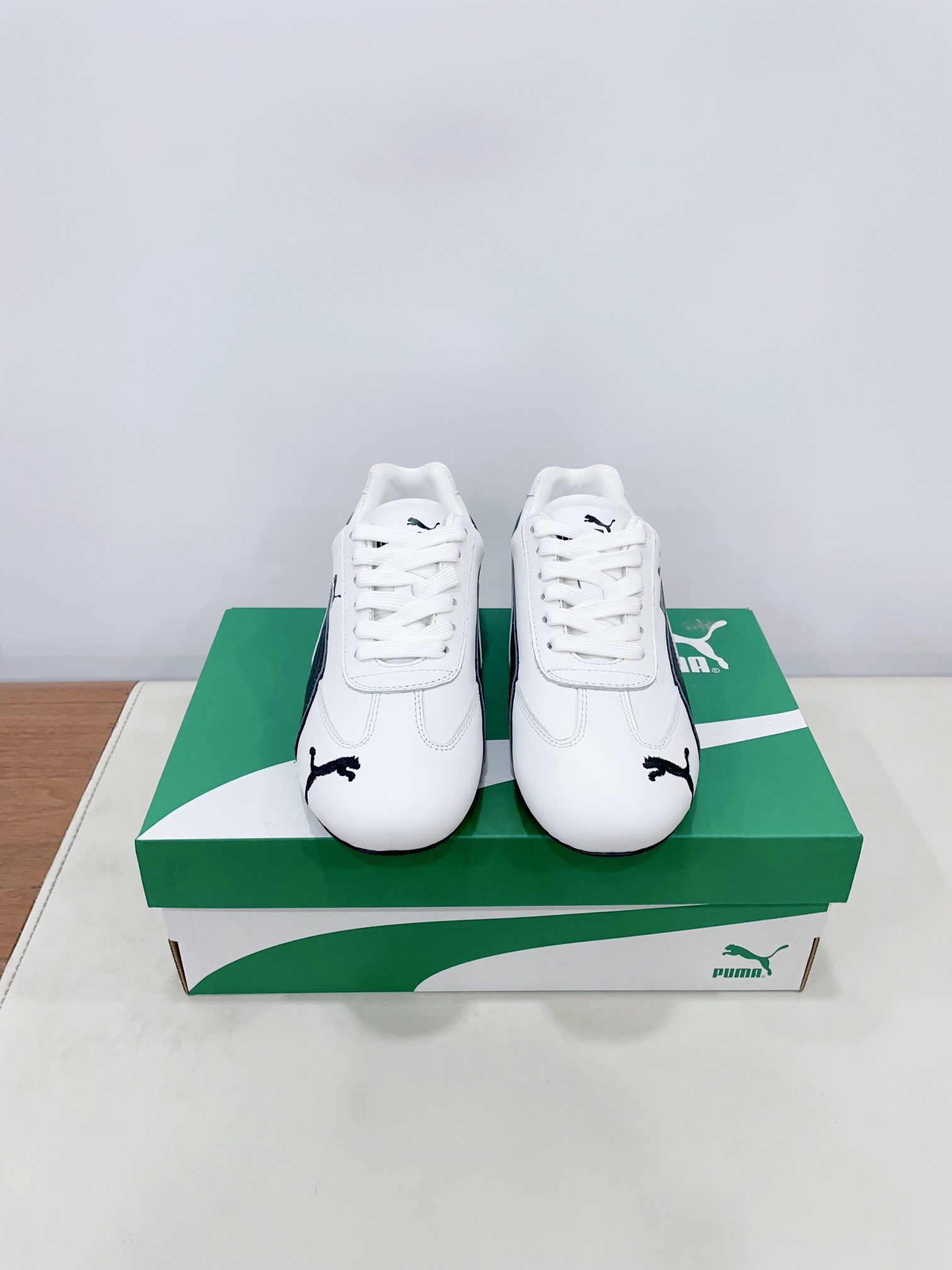 NO:262677,Price PUMA Niche trendy brand 25ss spring and summer hot products, round-toed moral training shoes, sports shoes, casual shoes, another major event in the trend circle has occurred!  The king PUMA, which was looked forward to by countless trendsetters, has actually returned!  PUMA's cross-border cooperation definitely has its place. Avanti shoes, through the unique retro football shoe style, has instantly become the absolute focus of the recent shoe circle. Original custom-made Niujing upper, imported sheepskin imported from the inner lining, original EVA wear-resistant and non-slip sole, 35-40 women (customized for 40 women, no return or exchange) Extreme cost-effectiveness, no bargaining., casual shoes/sports shoes, sneakers, sheepskin19860909Price PUMA 小众潮牌 25ss春夏爆款 圆头德训鞋 运动鞋 休闲鞋 潮流圈又一大事件发生！被无数潮人翘首以盼的王炸PUMA竟然回归了！PUMA的跨界合作绝对有着一席之,Avanti鞋款,通过独特的复古足球鞋型示人,也瞬间成为近期鞋圈的绝对焦点 鞋面原版定制牛京 内里进口羊皮 大底原版EVA耐磨防滑大底 35-40女（40女定做不退换） 极致性价比,不议价.,休闲鞋/运动鞋,sneakers,sheepskin,Women's Shoes