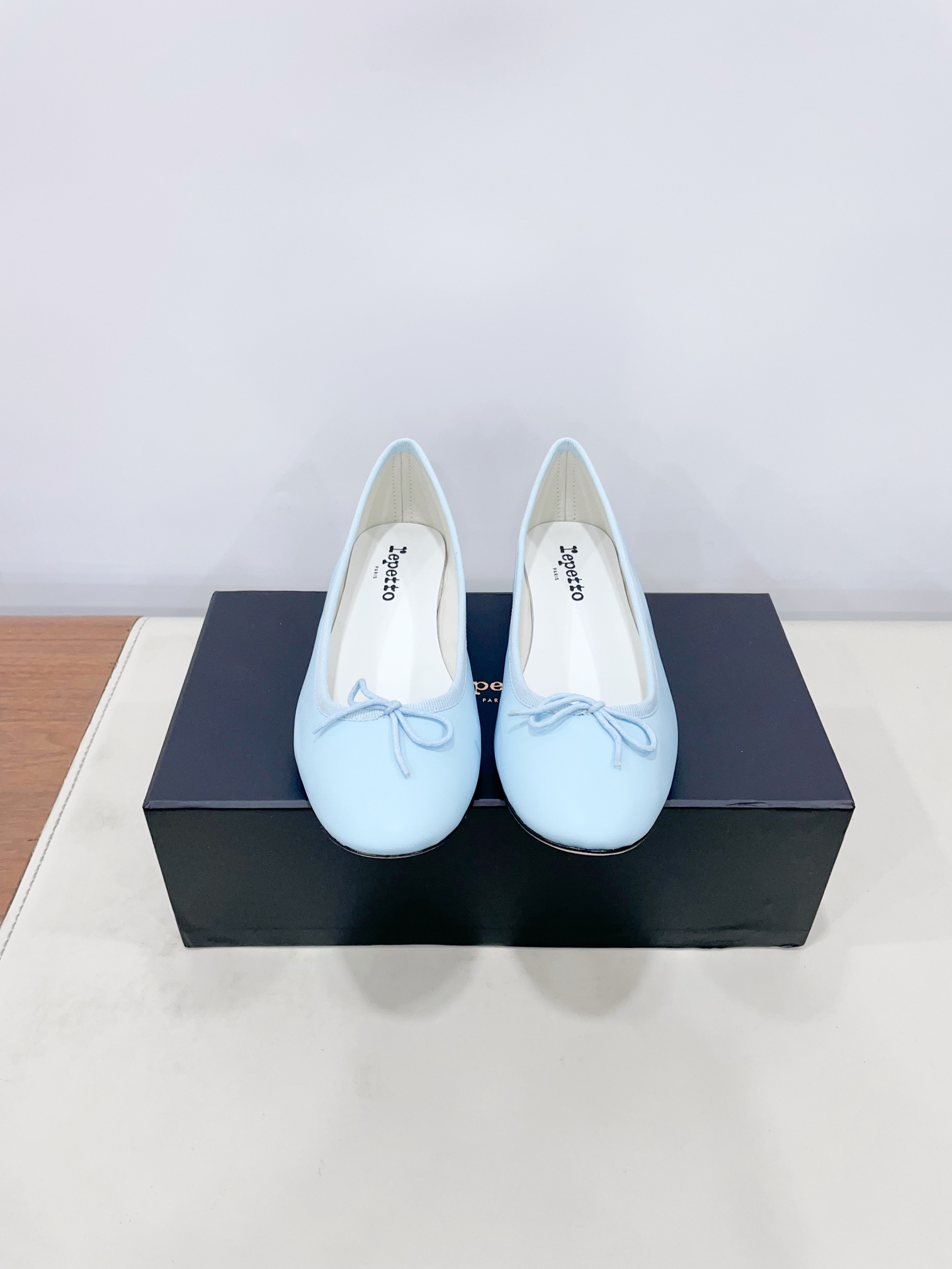 NO:252317,Price Marine serr* x Repett* Co-branded style Crescent print shallow mouth Ballet shoes Single shoes Combining French elegant rhythm with traditional modernity to form a joint work of pioneering fashion and ballet art. The toe and insole are printed with the moon logo!  It feels comfortable and slimming on your feet. It looks good with whatever you want!  Original imported cowhide, inner foot pad sheepskin, sole genuine leather sole 35-40 (40 women's customized products without return or exchange) Extreme cost-effectiveness, no bargaining., ballet shoes, cowhide, sheepskin, Leather soles19860909Price Marine serr* x Repett* 联名款 月牙印花浅口 芭蕾舞鞋 单鞋 将法式优雅的律动与传统现代的融合, 构成先锋时尚与芭蕾艺术的联乘之作 鞋头和鞋垫里面都印了月亮的标志！ 上脚脚感舒适显瘦 配啥啥好看哈！ 鞋面原版进口牛皮 内里垫脚羊皮 鞋底真皮大底 35-40（40女定做不退换） 极致性价比,不议价.,芭蕾舞鞋,cowhide,sheepskin,Leather soles,Women's Shoes