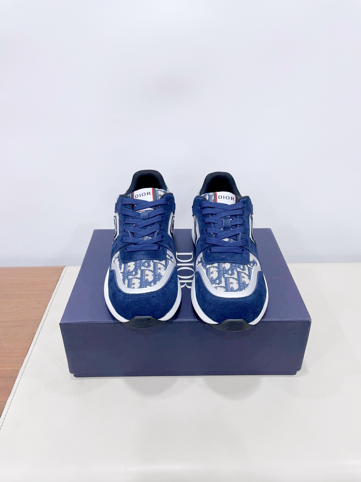 NO:262707,Price Dior Dior sports shoes adapting to the trend of the retro market. The Dior logo on the tongue of the Dad Shoes style shoe style. The shoe body is made of delicate textured leather and mesh fabric materials, and there are conspicuous letter CDs on both sides of the shoe body. It indicates the identity. The shoe body outlines the details. The shoe body makes the shoes look less monotonous and retro. The delivery counter is exquisitely packaged 39-45 men (45 men are customized without return and exchange) The ultimate cost-effectiveness, no bargaining., casual shoes/sports shoes, dior, dior, sneakers19860909Price Dior 迪奥老爹运动鞋 顺应复古市场的趋势的 Dad Shoes风格鞋款鞋舌上的Dior标志 鞋身运用了质感细腻的皮革和网眼布面材质拼接成鞋身,鞋身两侧有显眼的字母CD 表明身份,鞋身多处线条勾勒细节 让鞋子看起来不那么单调、复古味十足 配送专柜精美包装  39-45男（45男定做不退换） 极致性价比,不议价.,休闲鞋/运动鞋,dior,dior,sneakers,Women's Shoes