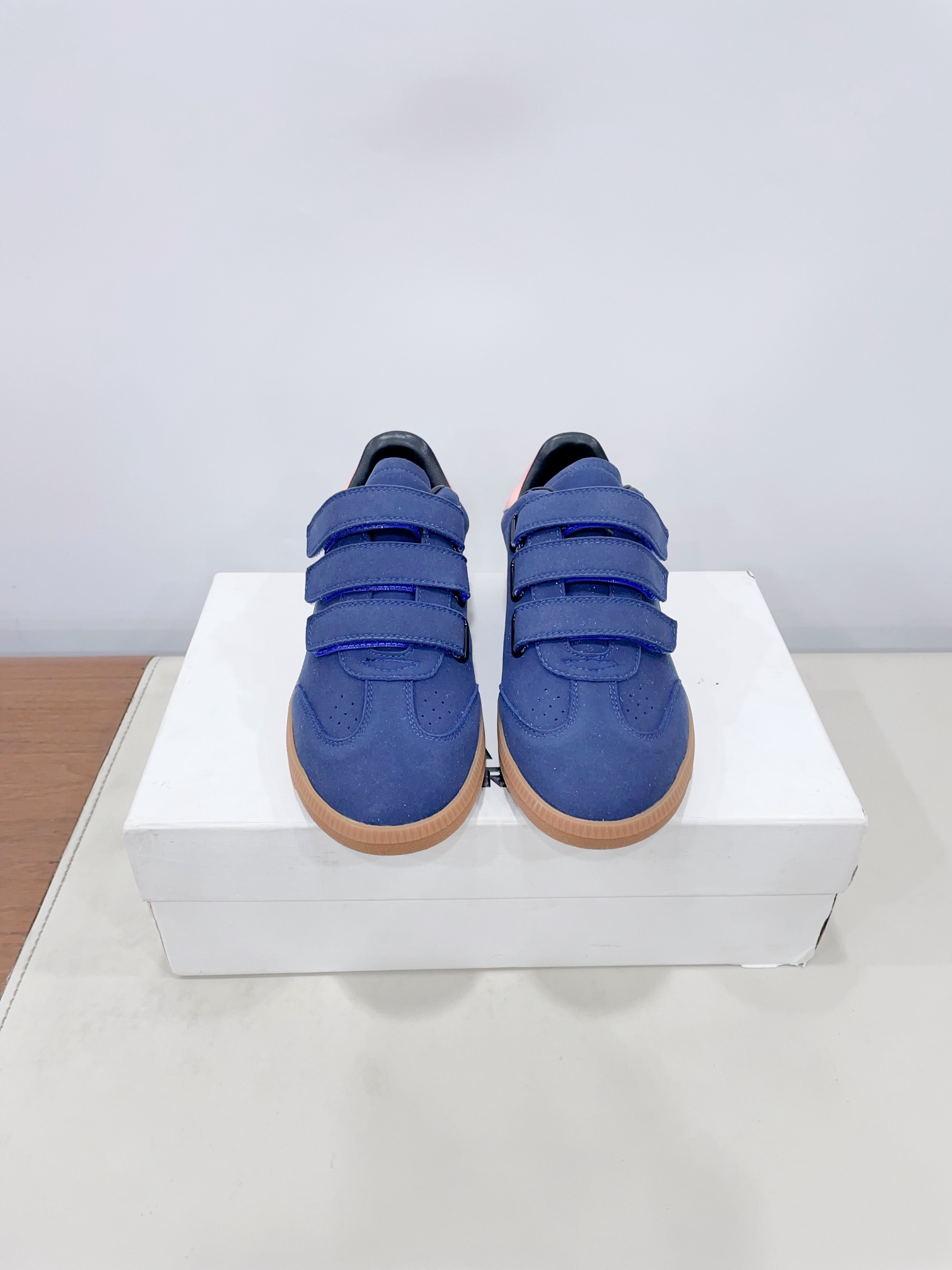 NO:262709,Price MiuMi* New autumn and winter style Velcro, couples, German training shoes, retro casual shoes, the latest German training white shoes, you can see the newest German training white shoes, you need to be retro and comfortable, and you need the kind of German training shoes... The popular casual shoes in autumn and winter are the main products this year, retro and old fashioned, simple and high-end, and casually matched. Simple and casual unruly, and can reflect the beauty of tannins. The whole pair of shoes is simple and fashionable, and the feet are very light and versatile!  A must-have for the year!  Upper original beef reverse velvet/imported sheepskin footbed sheepskin outsole Original rubber outsole: 35-40 (customized for 40 women) Extreme cost-effectiveness, non-bargaining, casual shoes/sports shoes, miumiu, sneakers, sheepskin19860909Price MiuMi* 秋冬新款 魔术贴 情侣 德训鞋 复古休闲鞋 最新款德训小白鞋,在找小白鞋还要复古的还要舒适的 还要那种德训鞋的可以看过来了…… 秋冬火爆款休闲鞋,今年主推款,复古做旧时尚、简约高级、随意搭配 简单很随意不羁又能体现单宁美感,整双鞋子设计简约时尚,上脚非常轻便百搭！年度必入款！ 鞋面原版牛反绒/进口羊皮 垫脚羊皮 大底 原版橡胶大底 : 35-40(40女定制） 极致性价比,散单不议价,休闲鞋/运动鞋,miumiu,sneakers,sheepskin,Women's Shoes