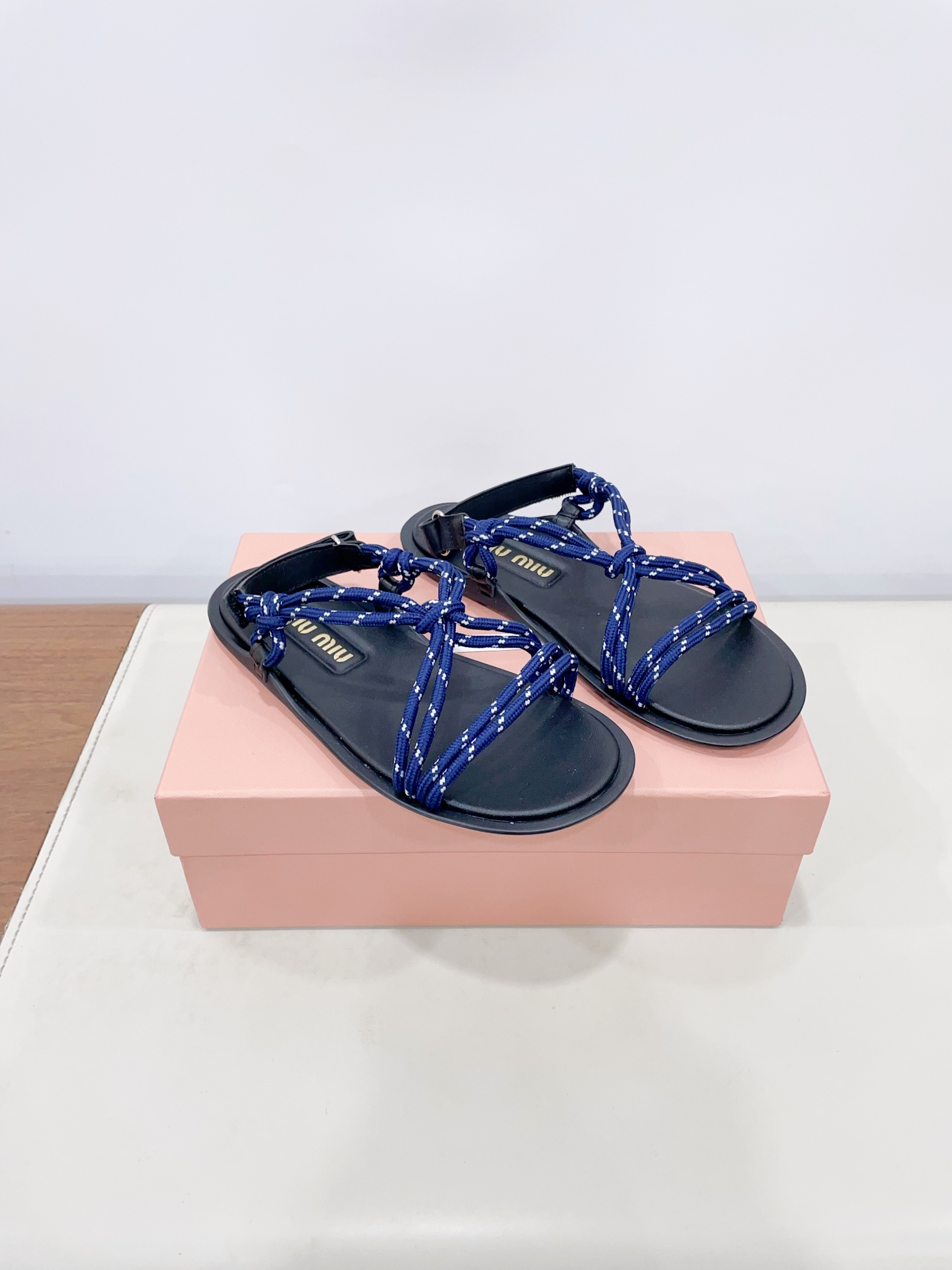 NO:262727,Price MiuMi* 25 summer new product, the world's hottest clip-toe sandals, appeared on the covers of major fashion magazines·All stars and bloggers of Xiaohongshu~ The best choice for matching long skirts and hot pants, you won't regret it when you close your eyes (ZP developed shoe shapes and details are in place) Upper cowhide/imported custom rope Inner sheepskin inner lining 35-40 (40 women's custom made without return and exchange) Extreme cost-effectiveness, no bargaining., sandals, miumiu, sandals, skirts, cowhide, sheepskin19860909Price MiuMi*缪缪25夏季新品,全球最火夹趾凉鞋, 出现在各大时装杂志封面·各路明星、小红书博主着用～搭配长裙、热裤的不二选择,闭眼入都是不会后悔（ZP开发鞋型、细节到位） 鞋面牛皮/进口定制绳 内里羊皮内里  35-40（40女定做不退换） 极致性价比,不议价.,凉鞋,miumiu,sandals,skirts,cowhide,sheepskin,Women's Shoes