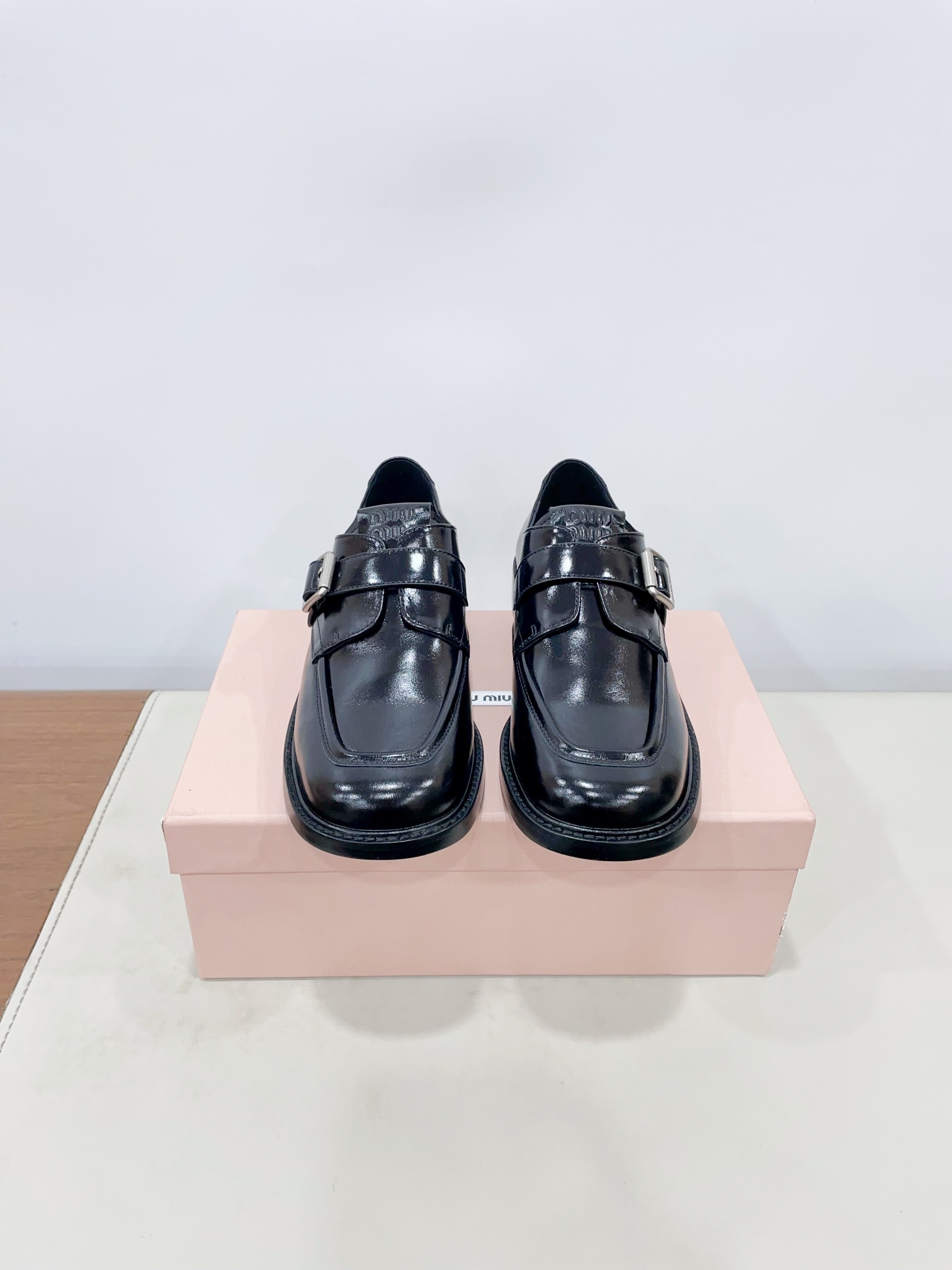 NO:262712,MIUMU's new British style Mary Jane Loafer leather shoes, well-behaved and age-reducing, socks are also perfect for the college style. The upper is open-edged beads and cowhide inner foot pads and sheepskin original mold open sole: 35-40 (customized for 40 women) Extreme cost-effectiveness, no bargaining, loafers, miumiu, loafers, mary jane, cowhide, sheepskin, socks19860909MIUMU缪缪新款英伦风玛丽珍乐福小皮鞋,乖巧减龄配上袜子也是妥妥的学院风上脚太乖了 鞋面开边珠牛皮内里垫脚羊皮原版开模大底 :35-40（40女定制） 极致性价比,不议价,乐福鞋,miumiu,loafers,mary jane,cowhide,sheepskin,socks,Women's Shoes