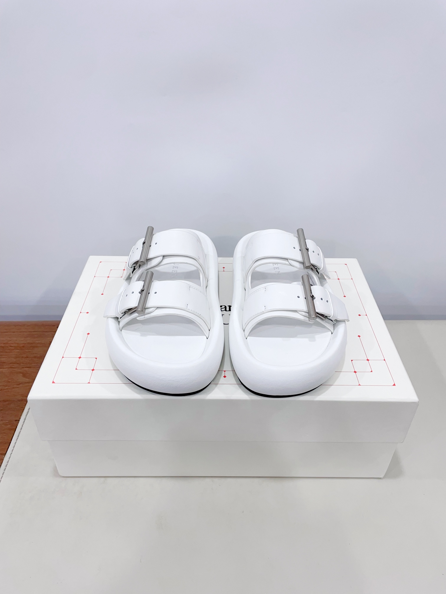 McQueen’s Arc-Handed Bullskin Shoes: Quality Certified, Stylish Design, Unbeatable Comfort! - 图片 5