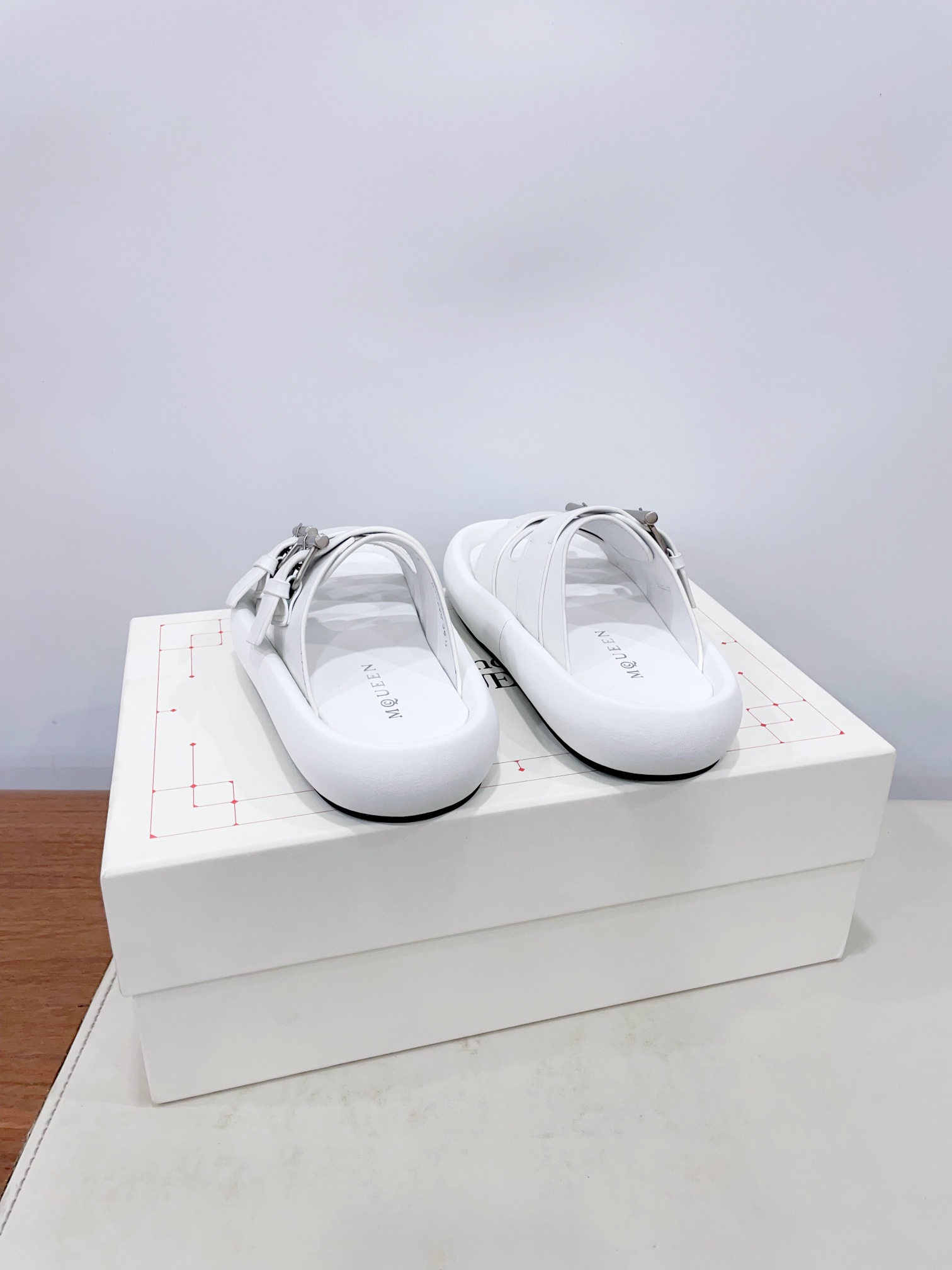 McQueen’s Arc-Handed Bullskin Shoes: Quality Certified, Stylish Design, Unbeatable Comfort! - 图片 7