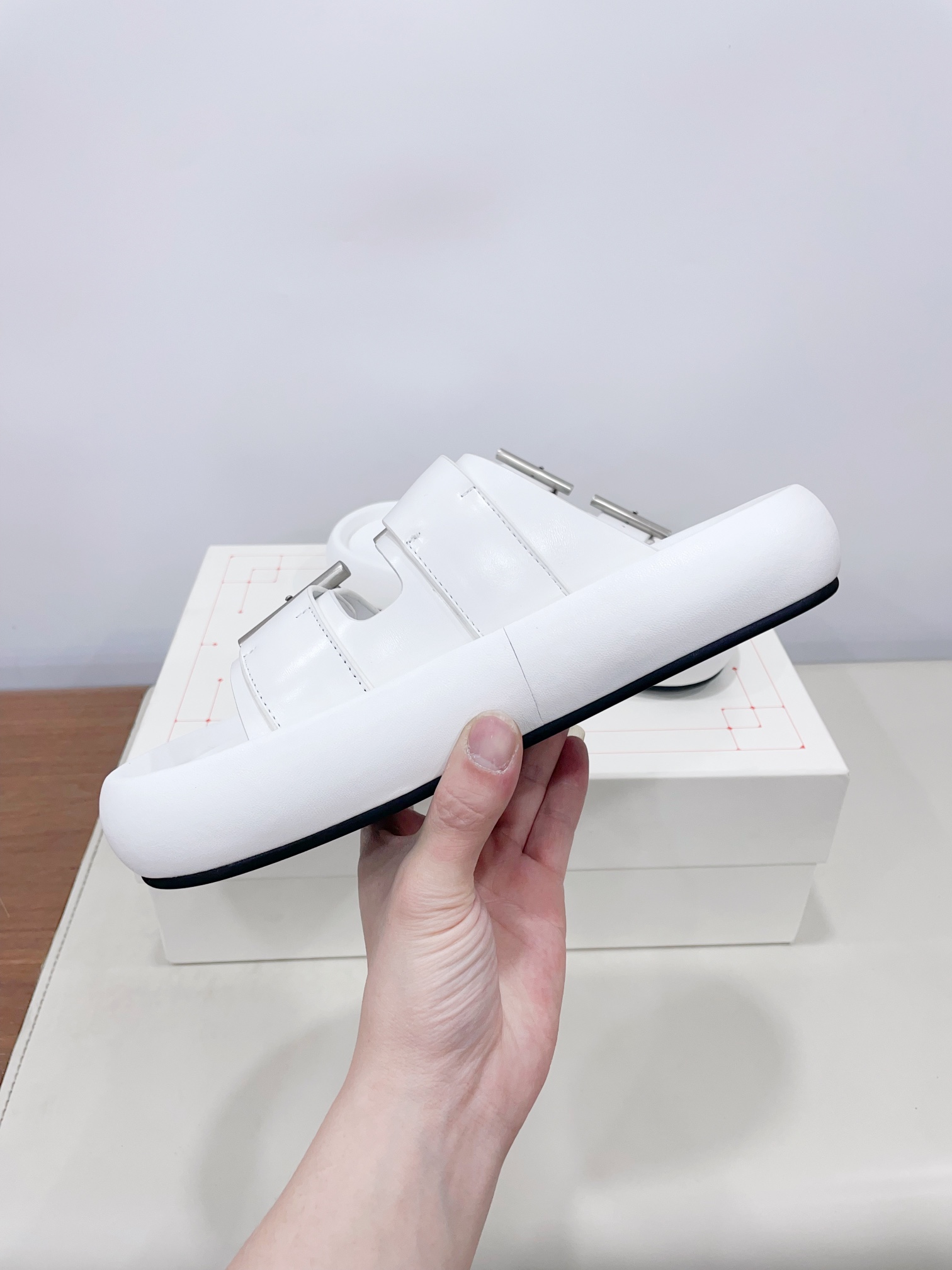 McQueen’s Arc-Handed Bullskin Shoes: Quality Certified, Stylish Design, Unbeatable Comfort! - 图片 3