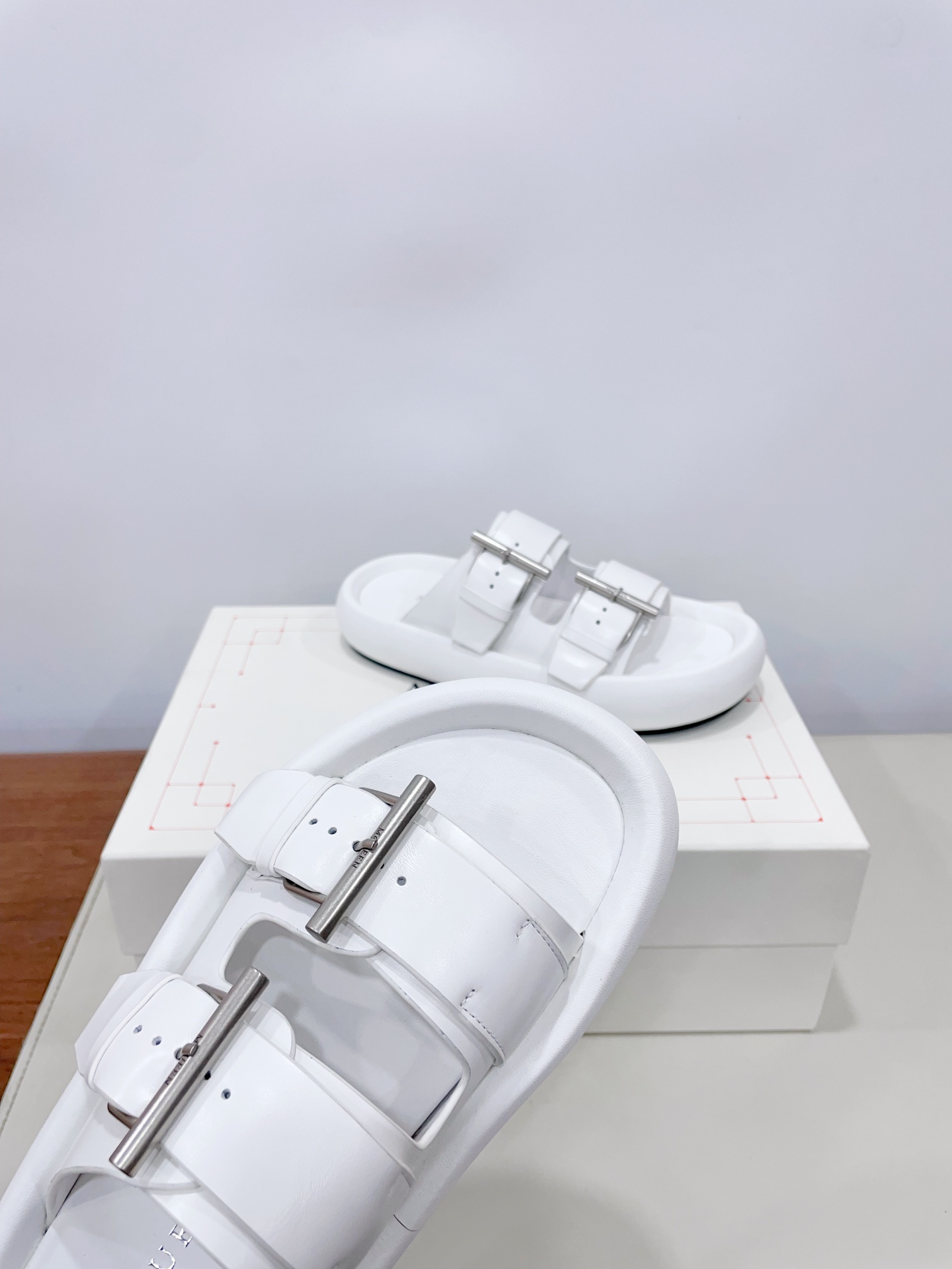 McQueen’s Arc-Handed Bullskin Shoes: Quality Certified, Stylish Design, Unbeatable Comfort! - 图片 6