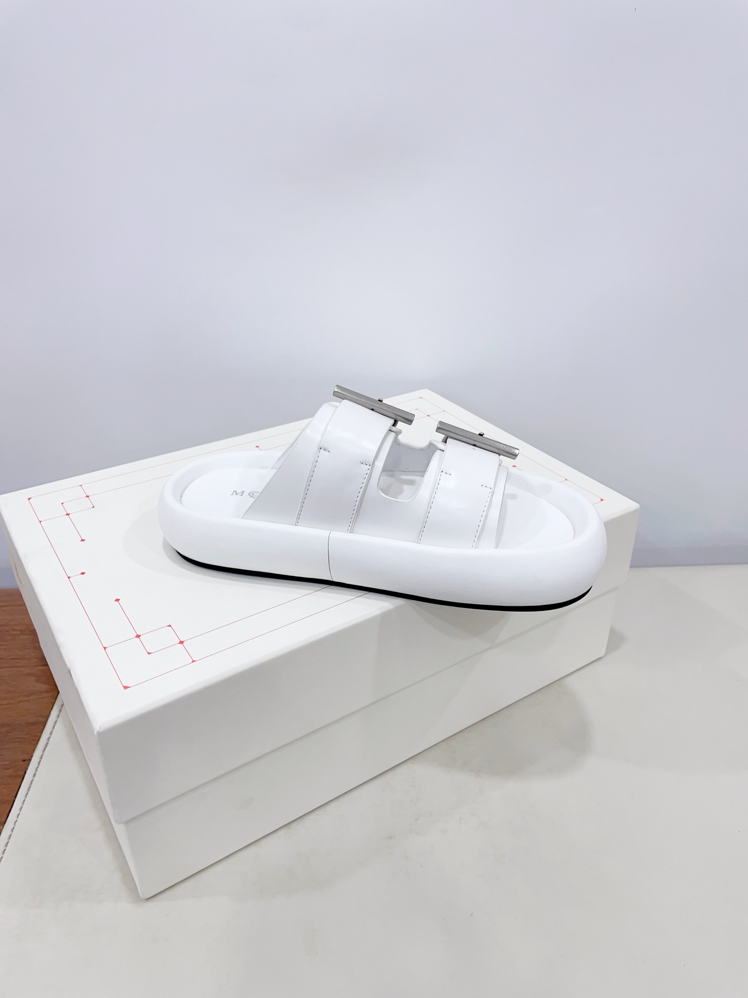 McQueen’s Arc-Handed Bullskin Shoes: Quality Certified, Stylish Design, Unbeatable Comfort! - 图片 8