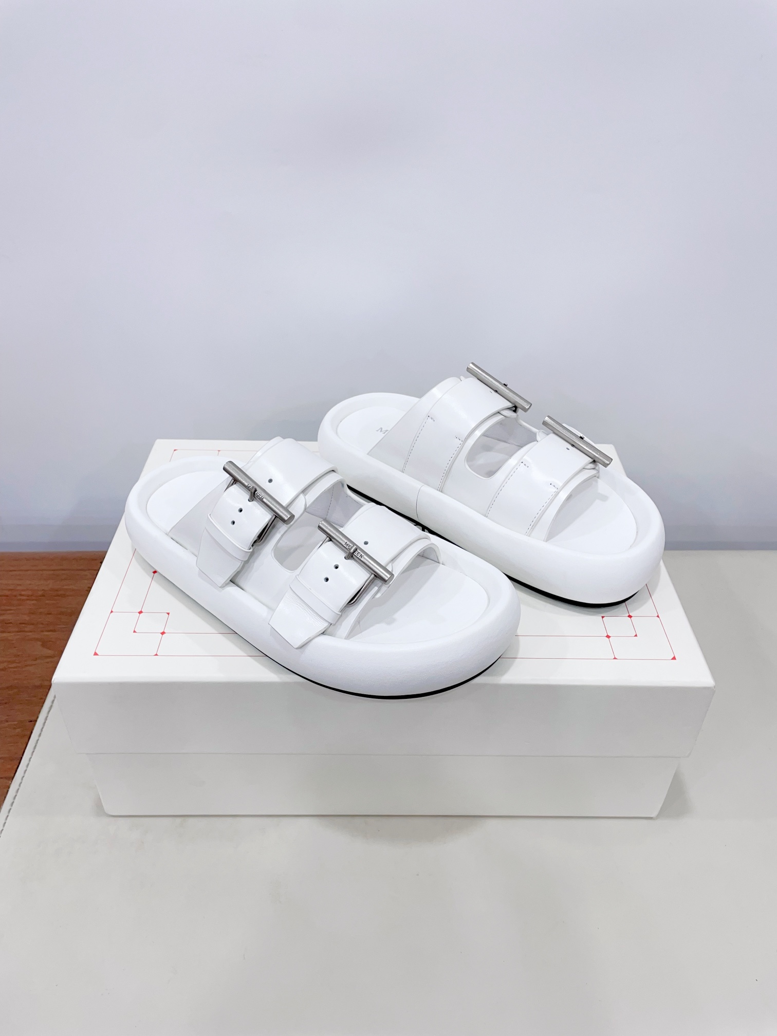 McQueen’s Arc-Handed Bullskin Shoes: Quality Certified, Stylish Design, Unbeatable Comfort! - 图片 2