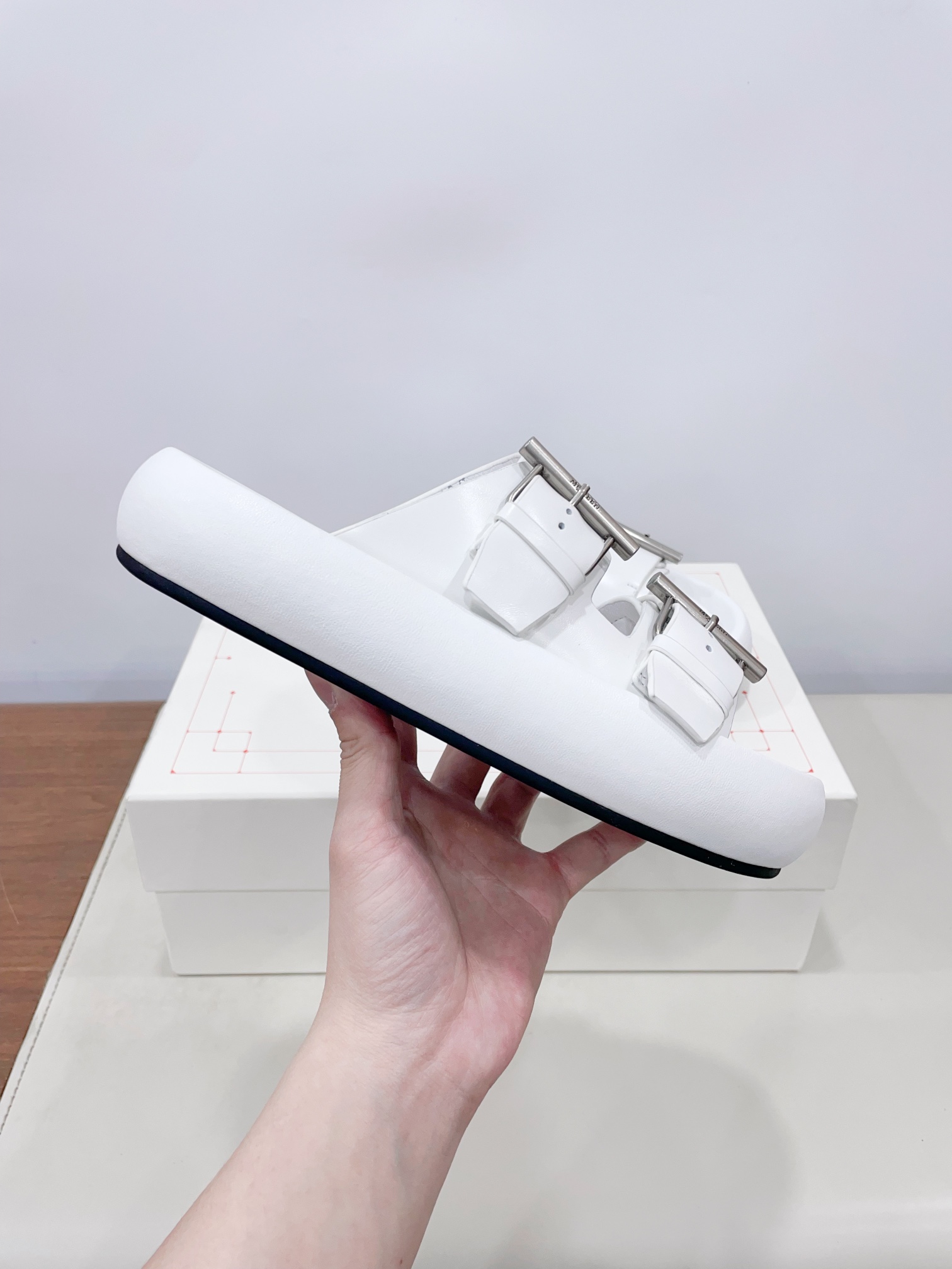 McQueen’s Arc-Handed Bullskin Shoes: Quality Certified, Stylish Design, Unbeatable Comfort! - 图片 4
