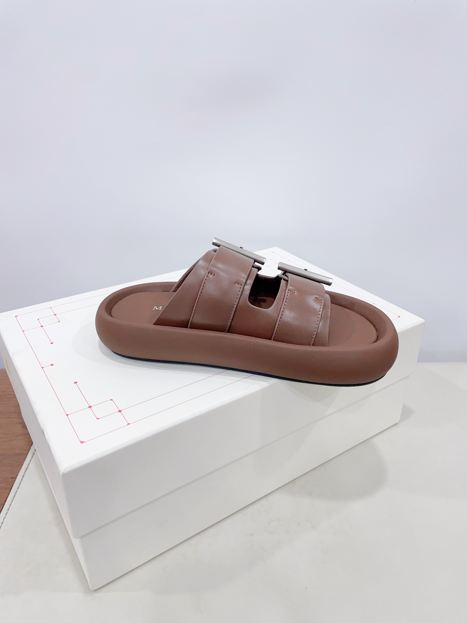 McQueen’s Arc-Handed Bullskin Shoes: Quality Certified, Stylish Comfort at P700 - 图片 9