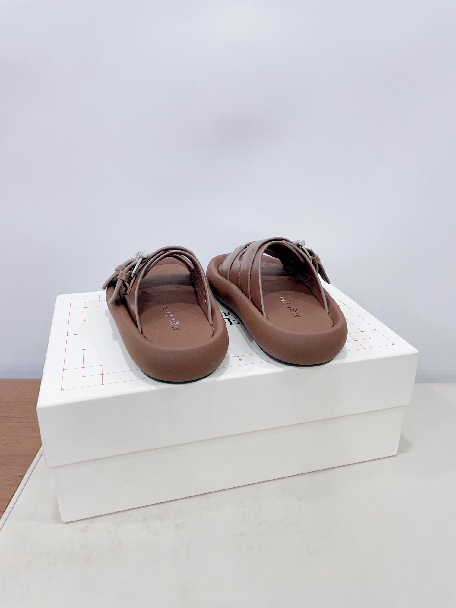 McQueen’s Arc-Handed Bullskin Shoes: Quality Certified, Stylish Comfort at P700 - 图片 8