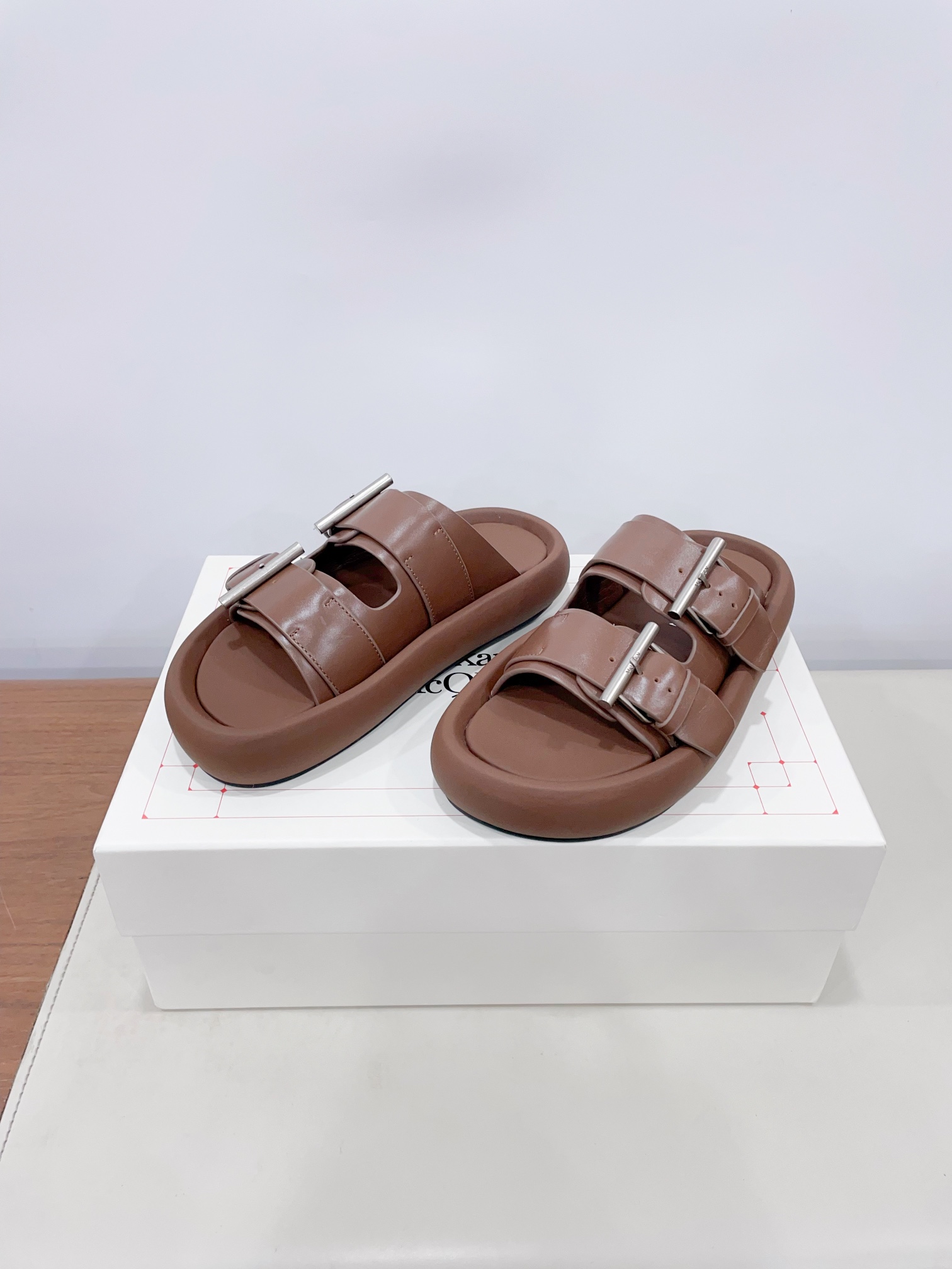 McQueen’s Arc-Handed Bullskin Shoes: Quality Certified, Stylish Comfort at P700 - 图片 1