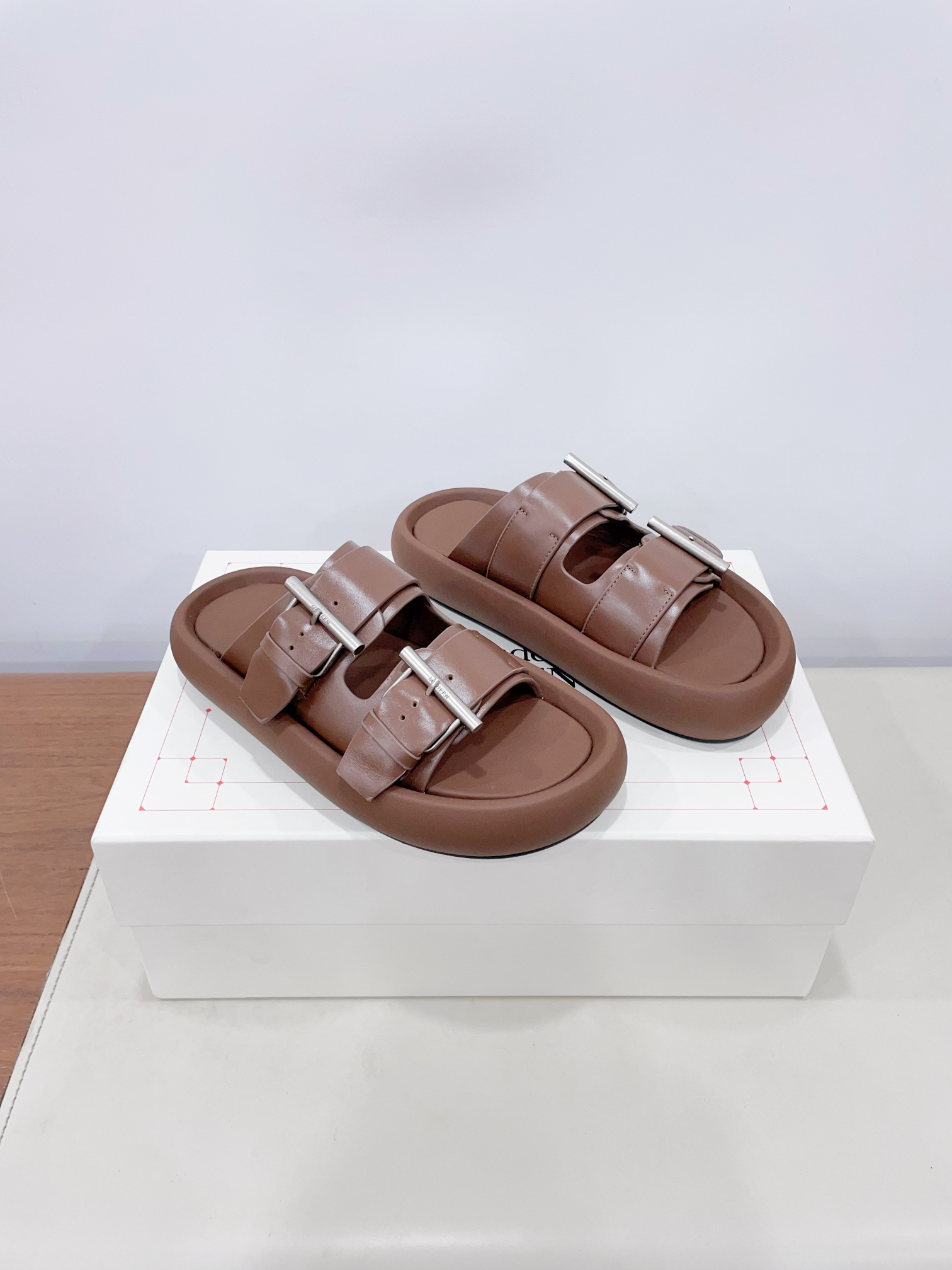 McQueen’s Arc-Handed Bullskin Shoes: Quality Certified, Stylish Comfort at P700 - 图片 2