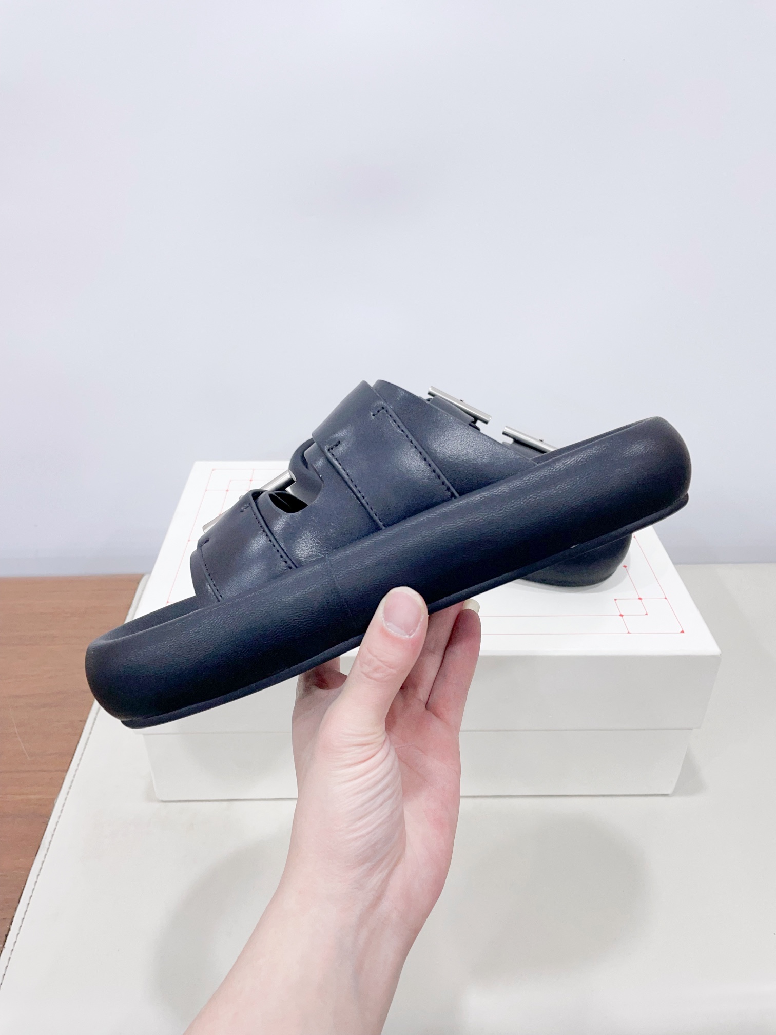 McQueen’s Arc-Handed Bullskin/Sweet Shoes: Quality Certified, Comfortable Design, Unisex Sizes. - 图片 3