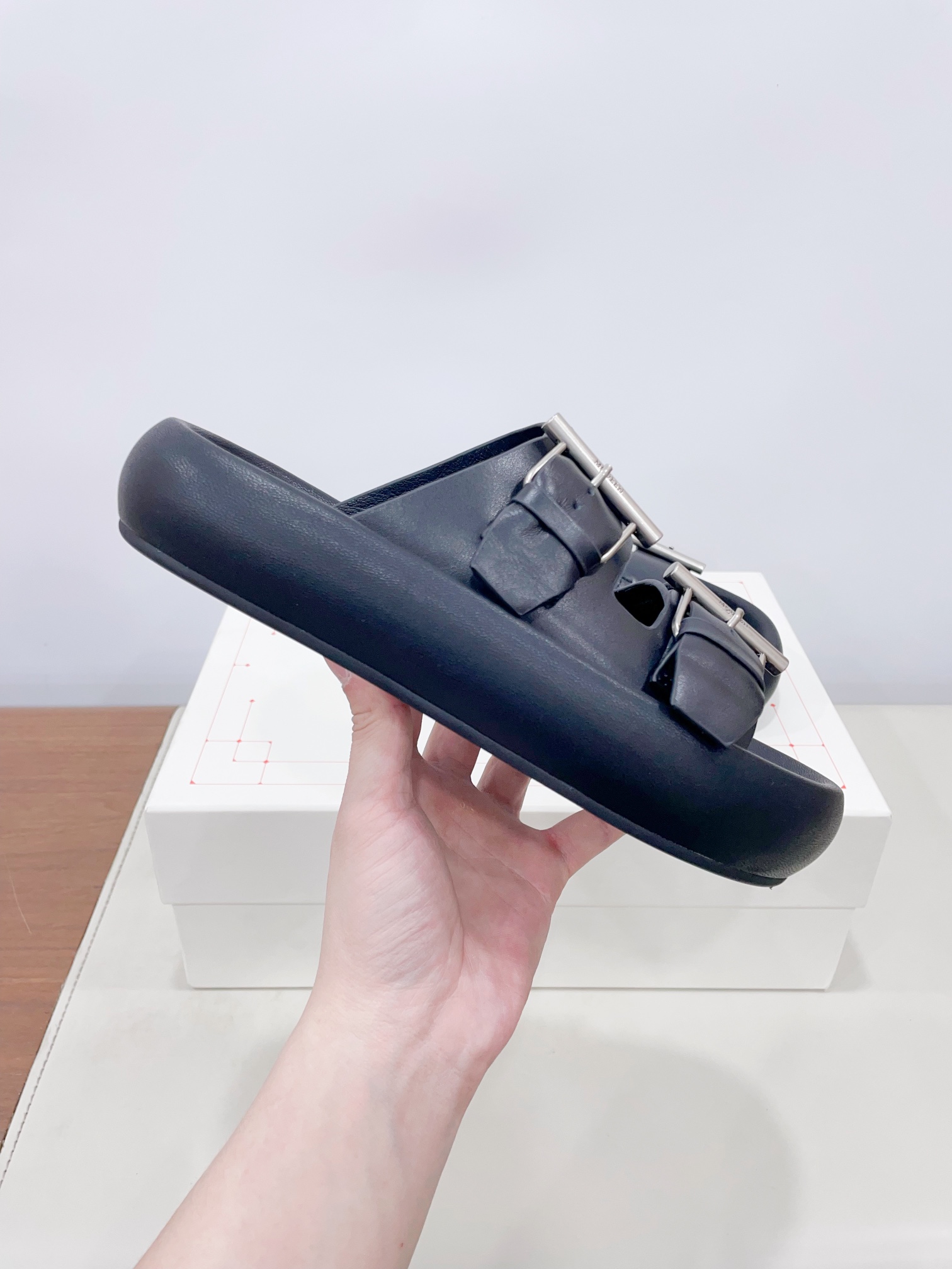 McQueen’s Arc-Handed Bullskin/Sweet Shoes: Quality Certified, Comfortable Design, Unisex Sizes. - 图片 4