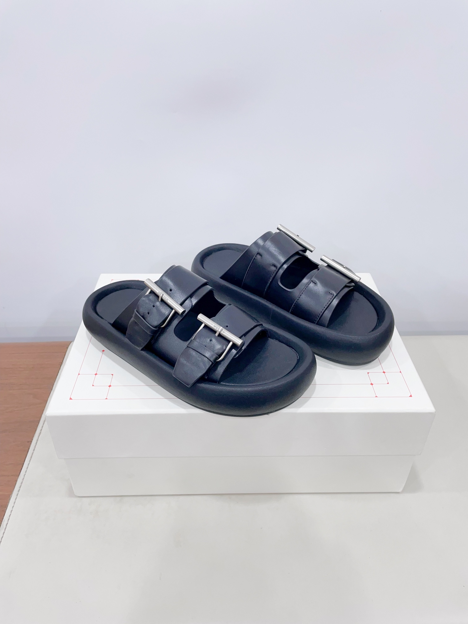 McQueen’s Arc-Handed Bullskin/Sweet Shoes: Quality Certified, Comfortable Design, Unisex Sizes. - 图片 2