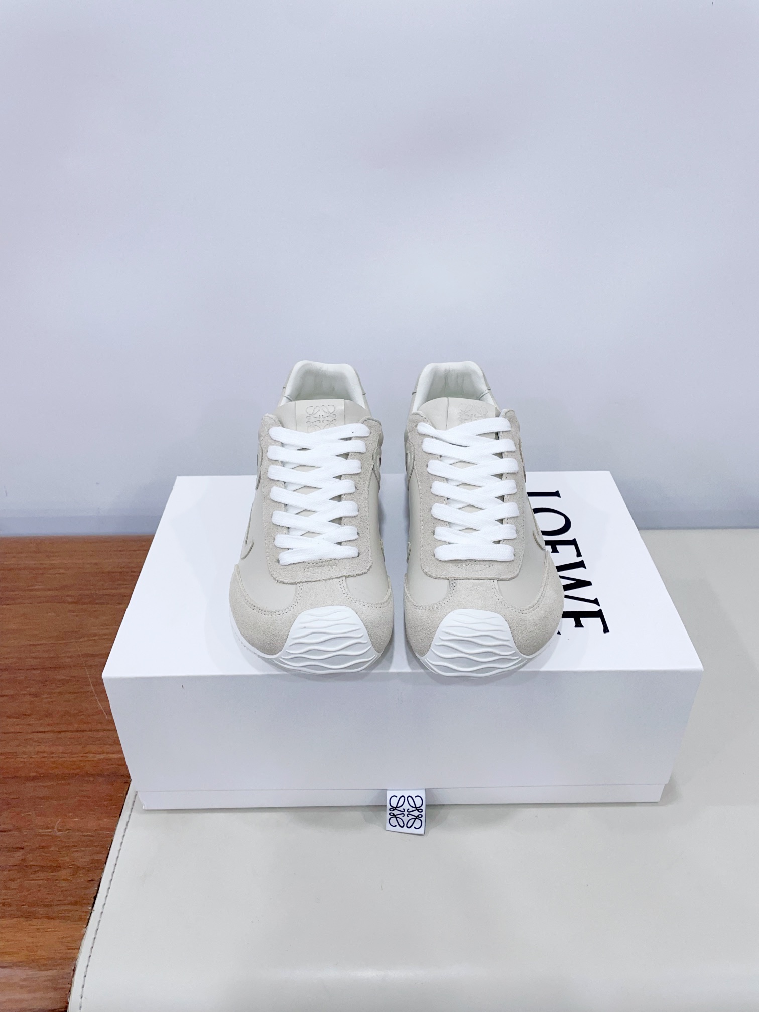 NO:252287,Price LOEW* Loewe 25/ Latest catwalk Ballet Runne* 2.0. Couple model Ballet Casual Sports Shoes German Training Shoes Forrest Gump Shoes Original Purchase and Development Made Fabrics to Version Repeated Selection Materials Nylon and Cowhide Leather Sports Shoes, asymmetric toe design, sock-like internal structure, light rubber outsole extends to the toe. Fabric: Original custom imported toe layer cowhide imported soft sheepskin Sole original mold-open anti-slip rubber material 35-40 (40 women's custom made without return and exchange) Extreme cost-effectiveness, no bargaining., Casual shoes/sports shoes, loewe, loewe, sneakers, cowhide, sheepskin19860909Price LOEW* 罗意威 25/ 最新走秀款 Ballet Runne* 2.0. 情侣款 芭蕾 休闲 运动鞋 德训鞋 阿甘鞋 原版购入开发 做货 面料对版 反复甄选材料 尼龙和牛皮革运动鞋,不对称鞋头设计、袜状内部结构,轻盈橡胶外底延伸至鞋头. 面料: 原版定制进口头层牛皮 内里进口柔软羊皮 鞋底原版开模防滑橡胶材质 35-40（40女定做不退换） 极致性价比,不议价.,休闲鞋/运动鞋,loewe,loewe,sneakers,cowhide,sheepskin,Women's Shoes