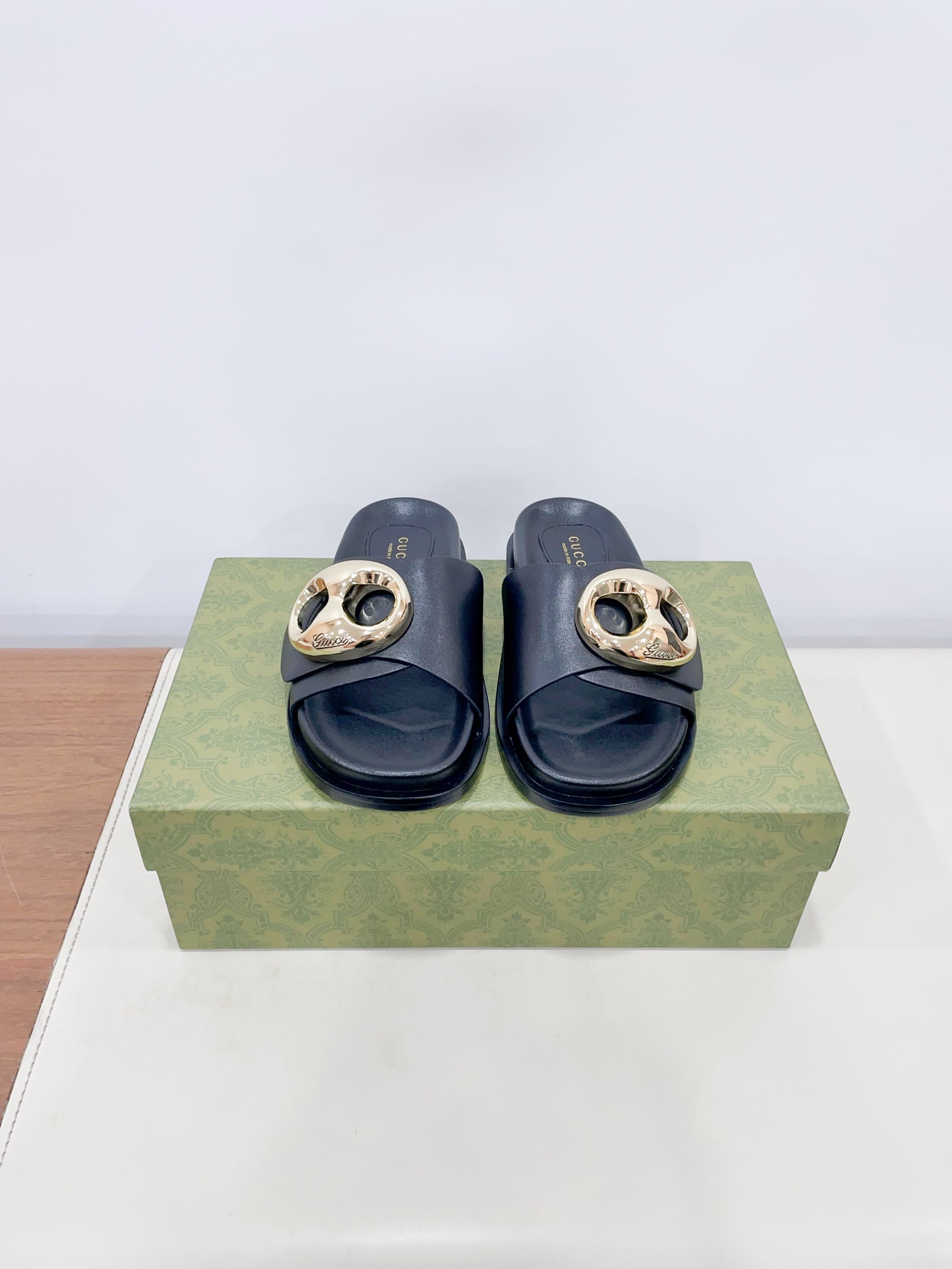 NO:262708,Price Gucc*'s new flat-heeled flip-flops, high-end version, long-term products, recommended to beauties, must try this slipper, another favorite ~ the style is super positive, the workmanship is perfect, the foot is very comfortable, elegant and versatile. The original mold opening (not the ordinary version of the market) Italian leather sole!  Material original cowhide, imported ultra-soft sheepskin, upper original 11 mold opening G buckle 35-41 (40.41 women's customized custom-made, no return or exchange) Extreme cost-effectiveness, no bargaining., slippers, gucci, slippers, cowhide, sheepskin, Leather soles19860909Price Gucc*家新款平跟一字拖 高版本 长期做货 推荐给美眉们 一定要试试这款拖鞋 又一款心头爱 ~版型超正 做工细节完美 ,上脚非常舒适 高雅百搭.原版开模（不是市场的普通版本）意大利真皮大底！ 材质原版牛皮 内里进口超软羊皮 鞋面原版11开模 G扣 35-41（40.41女定做不退换） 极致性价比,不议价.,拖鞋,gucci,slippers,cowhide,sheepskin,Leather soles,Women's Shoes