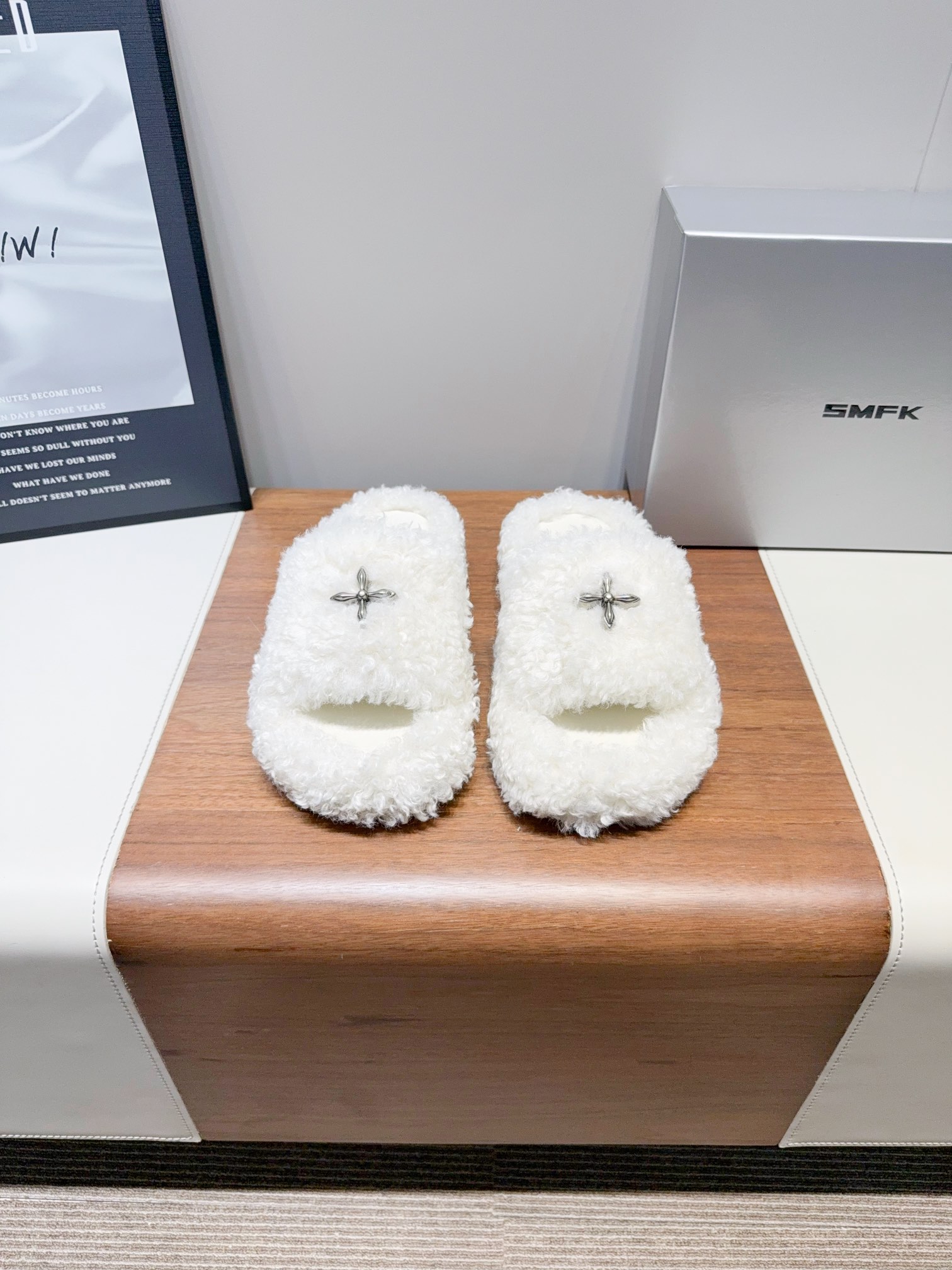 NO:262657,Price SMF* 25SS wool slings, the latest popular cross, slippers, thick soles, casual, versatile minimalist style, the new work inherits the popular elements of many brands, and is bound to be very popular. Super cool, dark and versatile style. It uses high-density breathable cowhide leather, equipped with moderately comfortable thick sole, and the details also ensure that it is safe and easy to move. Original imported fabric custom-made comfortable long roll floral fur, imported cowhide, the inner imported cowhide, the sole original open molded cross-shaped rubber sole plus super soft water table, the bottom thickness is 4CM 35-40 (40 women's custom made without return and exchange) The ultimate cost-effectiveness, no bargaining., fur shoes, slippers, cowhide19860909Price SMF* 25SS毛托鞋 最新火爆款十字花 拖鞋 厚底 休闲 百搭的极简风国潮,新作继承了诸多品牌制胜的流行元素,势必大热 超级酷 黑暗百搭风 采用高密度透气牛皮革 ,配有高度适中的舒适厚底,细节还确保穿着稳妥不易移位 面料原版进口定制舒适长卷花毛 内里进口牛皮革  鞋底原版开模十字花成型橡胶大底加超软水台 底厚4CM  35-40（40女定做不退换） 极致性价比,不议价.,毛毛鞋,slippers,cowhide,Women's Shoes