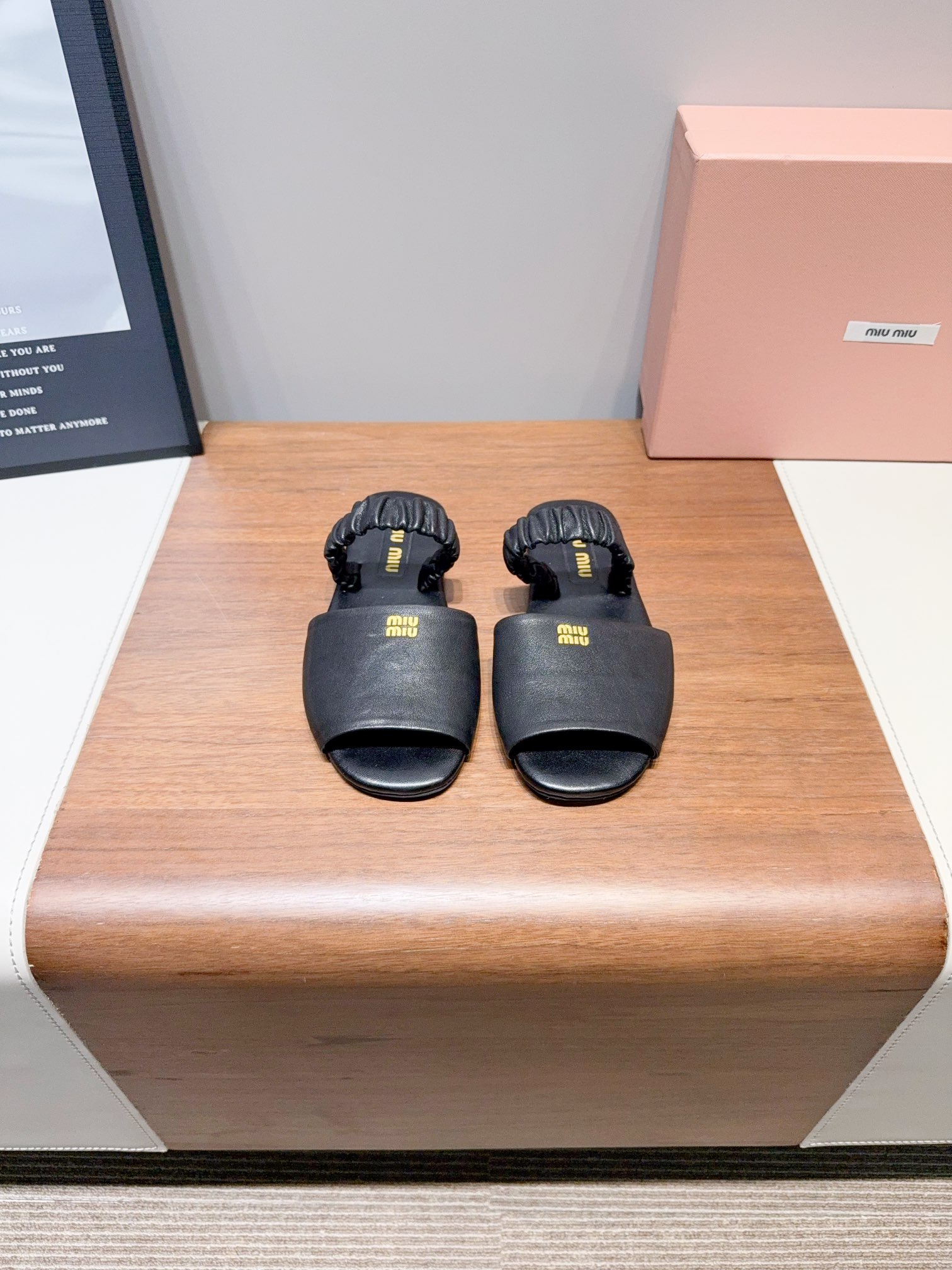 NO:262690,Price MiuMi* 25 spring and summer show new style, simple flat sandals, one-foot-punched lazy shoes, the official spring and summer show new style, fashionable and versatile, salty and sweet, and not polished at all. Whether worn barefoot or socks, it will reduce age and be super invincible and versatile!  The upper is made of original calfskin, the inner foot pad is fully sheepskin, the original molded rubber outsole 35-40 (40 women's customized products are not returned or exchanged) The ultimate cost-effectiveness, no bargaining price., slippers, miumiu, sandals, slippers, cowhide, sheepskin, socks19860909Price MiuMi*缪缪25春夏走秀新款一脚蹬懒人鞋简易平底凉鞋 官方春夏走秀新款,时髦百搭·即可咸又可甜·一点也不磨脚·无论光脚穿还是搭配袜子穿都超级减龄 超级无敌百搭！ 鞋面采用原版小牛皮 内里垫脚全羊皮 原版开模橡胶大底  35-40（40女定做不退换） 极致性价比,不议价.,拖鞋,miumiu,sandals,slippers,cowhide,sheepskin,socks,Women's Shoes