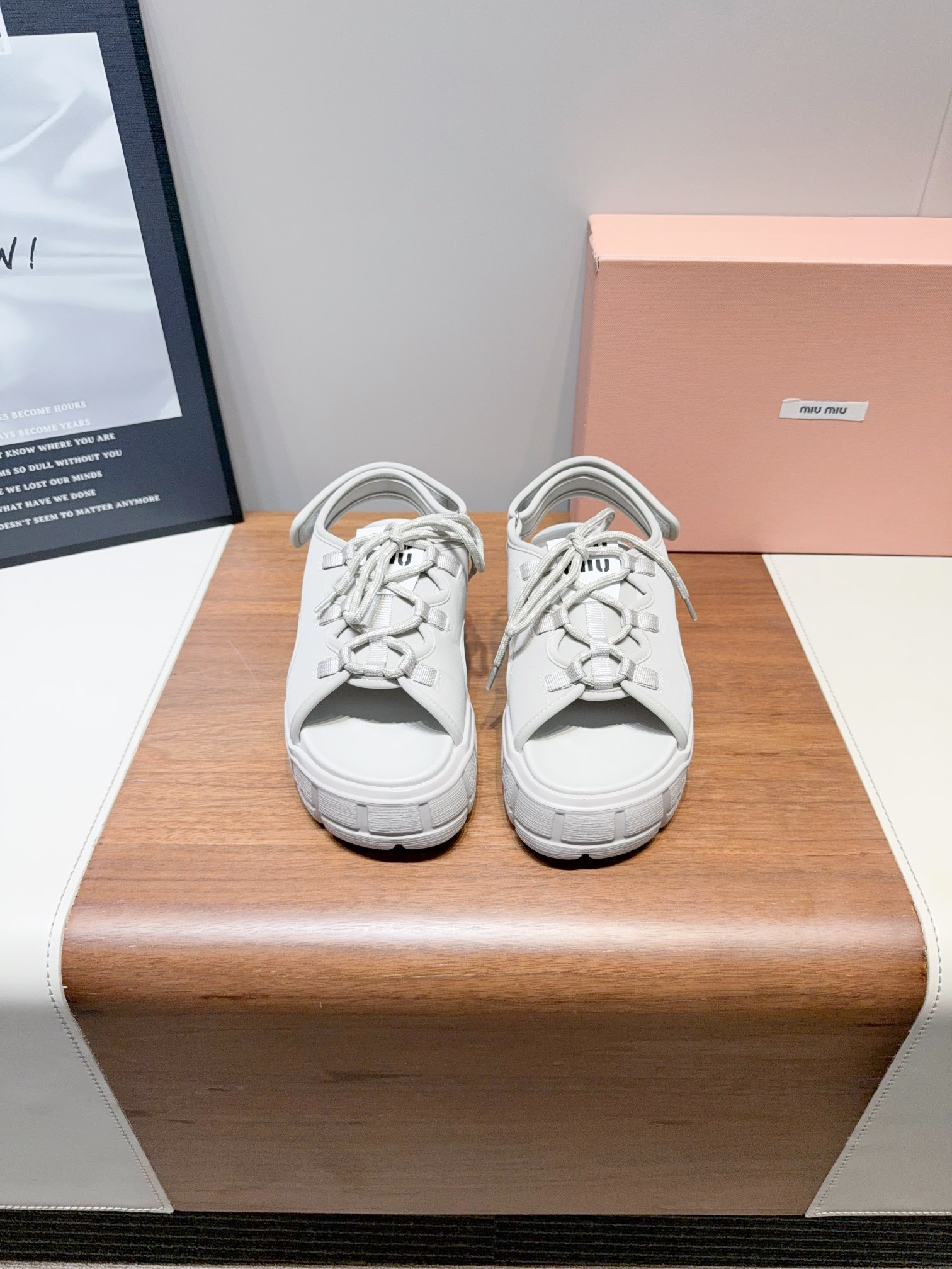 NO:262693,Price MiuMi* MiuMi New Autumn and Winter Thick-soled Sandals MiuMi New Model is now available for designers!  It looks very good, not only increases height, but also does not sink. This shoe is highly recommended to wear, it is also very easy to wear. There is also a small brand of Miu Mi* logo on the shoelaces, and it adds a little flexibility., Imported lycra on the upper, imported lycra on the inner lining, outsole, Ev foam sole 35-40 (40 women's customized customization, no return or exchange) Extreme cost-effectiveness, no bargaining., Sandals, miumiu, sandals19860909Price MiuMi* 缪缪秋冬新款厚底凉鞋 缪缪新款今年设计师快挂啦！好好看,不仅增高,底也不沉,这款鞋子强烈推荐上脚,也太好穿了吧,鞋带上还有Miu Mi* logo的小名牌,更添加一丝灵动,,, 鞋面进口莱卡, 内里进口莱卡 大底,Ev发泡大底 35-40（40女定做不退换） 极致性价比,不议价.,凉鞋,miumiu,sandals,Women's Shoes