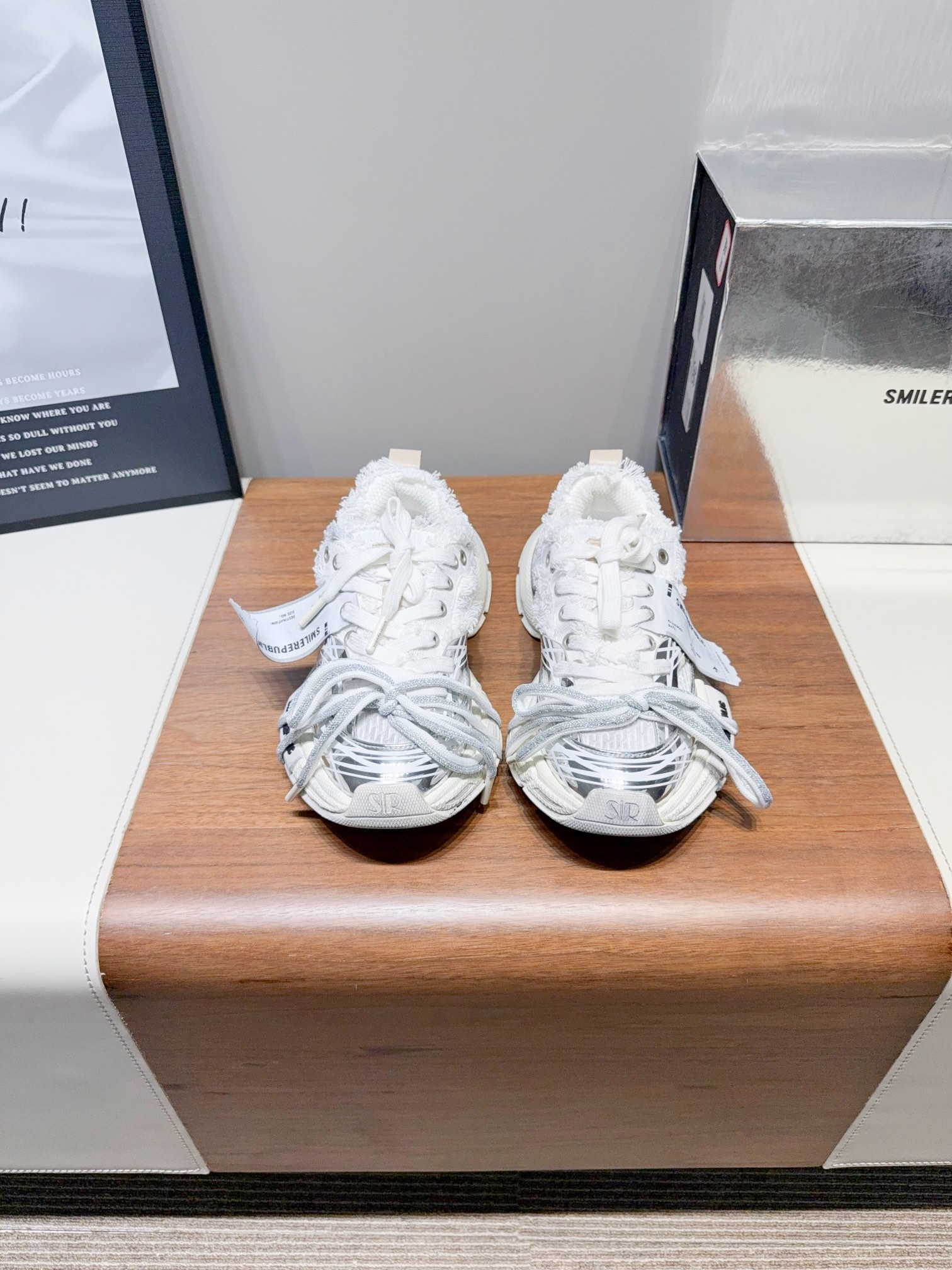 NO:262687,Price (men's size) 2025vs Spring and Summer SmileRepubli* Internet celebrity king casual series... [Round head breathable dad shoes] SmileRepubli* comes from the American brand, today's popular elements, lace craftsmanship, large wide shoelace bow texture form, large toe sole shape is quite retro, and it brings a strong visual impact when paired... Fabric: Original custom technology leather breathable net Inner: Customized original breathable net Foot pad: Customized injection molding pad Outsole: Exclusive mold opening super soft rubber sole Packaging: Original full set of packaging 35-45 (40 women and 45 men custom-made without return and exchange) Extreme cost-effectiveness, no bargaining., Dad shoes19860909Price（男码） 2025vs春夏SmileRepubli*网红王炸休闲系列……【圆头透气老爹鞋】 SmlieRepubli*来源于美国品牌,今天流行元素,絮絮花边工艺,大宽鞋带蝴蝶结纹理形式呈现,大头鞋底外形颇具复古感,搭配起来带来极强的视觉冲击感…… 面料:原版定制科技皮透气网 内里:定制原版透气网 垫脚:定制注塑成型垫 大底:独家开模超软橡胶大底 包装:原版全套包装 35-45（40女45男定做不退换） 极致性价比,不议价.,老爹鞋,Women's Shoes