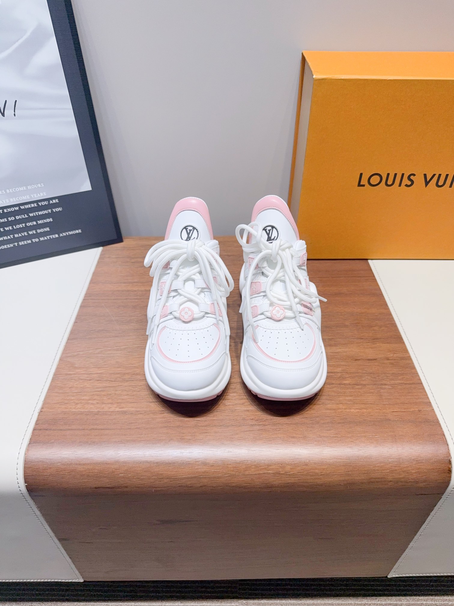 NO:262697,Price 2025 new L-V couples same arch bridge shoes, fashionable clothes on it. This Footprin* Socce* sneakers were unveiled at the 2025 Spring and Summer Fashion Show. It is the first sneaker designed with football shoes inspired by Pharrel* William*. The shoes are inspired by football sports that spans generations and culture, echoing the theme of unity and participation of the 2025 Spring and Summer Fashion Show. The shoes are known for their smooth design, with dynamic I-V Initial* logo on the side, and the tongue is embellished with Lver* Unite* badges inspired by the football team, and the rubber sole of the footprint is decorated with a variety of Louis Vuitton logos. Fabric: original imported cowhide lining: original imported sheepskin foot pad: original imported sheepskin outsole: original open mold TPU combination bottom 35-40 (40 women's customized products without return and exchange) Extreme cost-effectiveness, no bargaining., dad shoes, louis vuitton, louis vuitton, sneakers, cowhide, sheepskin19860909Price 2025年新款L-V情侣同款拱桥鞋,穿上就是时髦精 这款 Footprin* Socce*运动鞋于2025春夏系列时装展中亮相,是Pharrel* William* 首次以足球鞋为灵感设计的运动鞋.鞋款的灵感来自跨越世代和文化的足球运动,呼应2025春夏系列时装展团结一致、全民参与的主题.鞋款以流丽的设计著称,侧面以富动感的I-V Initial*标志点缀,鞋舌缀有灵感来自足球队伍的Lver* Unite*徽章,而脚掌纹橡胶鞋底饰有多款路易威登标志. 面料:原版进口牛皮 内里:原版进口羊皮 垫脚:原版进口羊皮 大底:原版开模TPU组合大底 35-40（40女定做不退换） 极致性价比,不议价.,老爹鞋,louis vuitton,louis vuitton,sneakers,cowhide,sheepskin,Women's Shoes