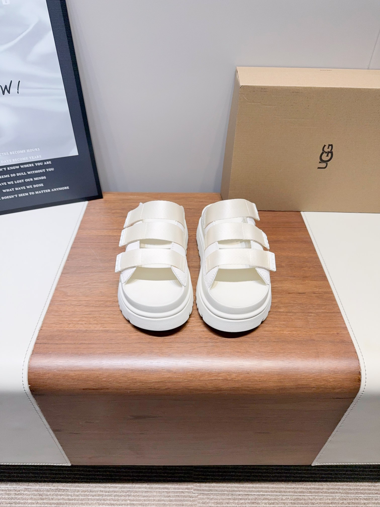 NO:262699,Price UG-~25vs spring and summer hot spring and summer sponge cake thick-soled sandals series... [Sponge cake thick-soled sandals] The main feature is a casual style, simple and generous, elegant, and exclusive romance in summer!  !  Fabric: Original custom cowhide Velcro Inner: Original custom sheepskin Finger pad: Original custom EVA Outsole: Original molded foamed sole (4cm) Packaging: Original full set of packaging 35-40 (40 women's custom made without return and exchange) Extreme cost-effectiveness, no bargaining., Slippers, sandals, slippers, cowhide, sheepskin19860909Price UG-~25vs春夏爆款松糕厚底凉鞋系列……【松糕厚底凉拖】 主打一个随心索性 简单大方不失优雅 夏天的专属浪漫！！ 面料:原版定制牛皮魔术贴 内里:原版定制羊皮 垫脚:原版定制EVA 大底:原版开模发泡大底（4cm） 包装:原版全套包装 35-40（40女定做不退换） 极致性价比,不议价.,拖鞋,sandals,slippers,cowhide,sheepskin,Women's Shoes