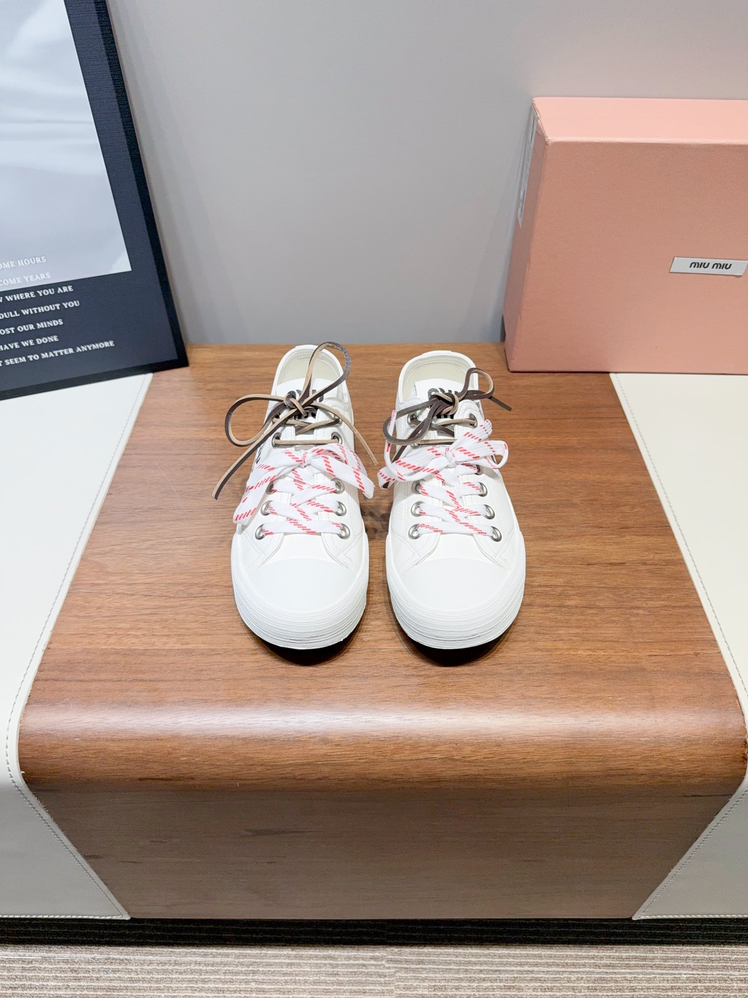 NO:262673,Price Miu Mi* 25ss Spring and Summer New Style Retro Casual Shoes This season Miu Miu continues this style and launches exclusive models. The overall shoe shape is simple   thin sole design, bold and fashionable color matching~ I believe it will be. The new British style lace-up show craftsmanship comes from the details of the Miu Miu series. The trend elements of the new season are 1. The concept of the love at this moment, and it conveys the modern style~ It looks not very comfortable. It is super comfortable to put on the foot. The fabric is made of original imported fabric/cowhide. The inner foot pad breathable net. The original open mold custom rubber sole 35-40 (40 women's custom made without return and exchange) The ultimate cost-effectiveness, no bargaining., casual shoes/sports shoes, miumiu, sneakers, cowhide19860909Price Miu Mi* 缪缪 25ss春夏新款 复古 休闲鞋 本季Miu Miu延续了该风格推出了专属款,整体鞋型线条简约＋轻薄鞋底设计,配色大胆时尚~相信还会 春夏新款英伦风系带秀场工艺来自Miu Miu系列的细节特写 新季的潮流要素一 与此刻挚爱的概念,多撞,传达现代风格~ 看起来不怎么舒服 上脚超级舒服 面料采用原版进口布面/牛皮 内里垫脚透气网 大底原版开模定制橡胶大底 35-40（40女定做不退换） 极致性价比,不议价.,休闲鞋/运动鞋,miumiu,sneakers,cowhide,Women's Shoes