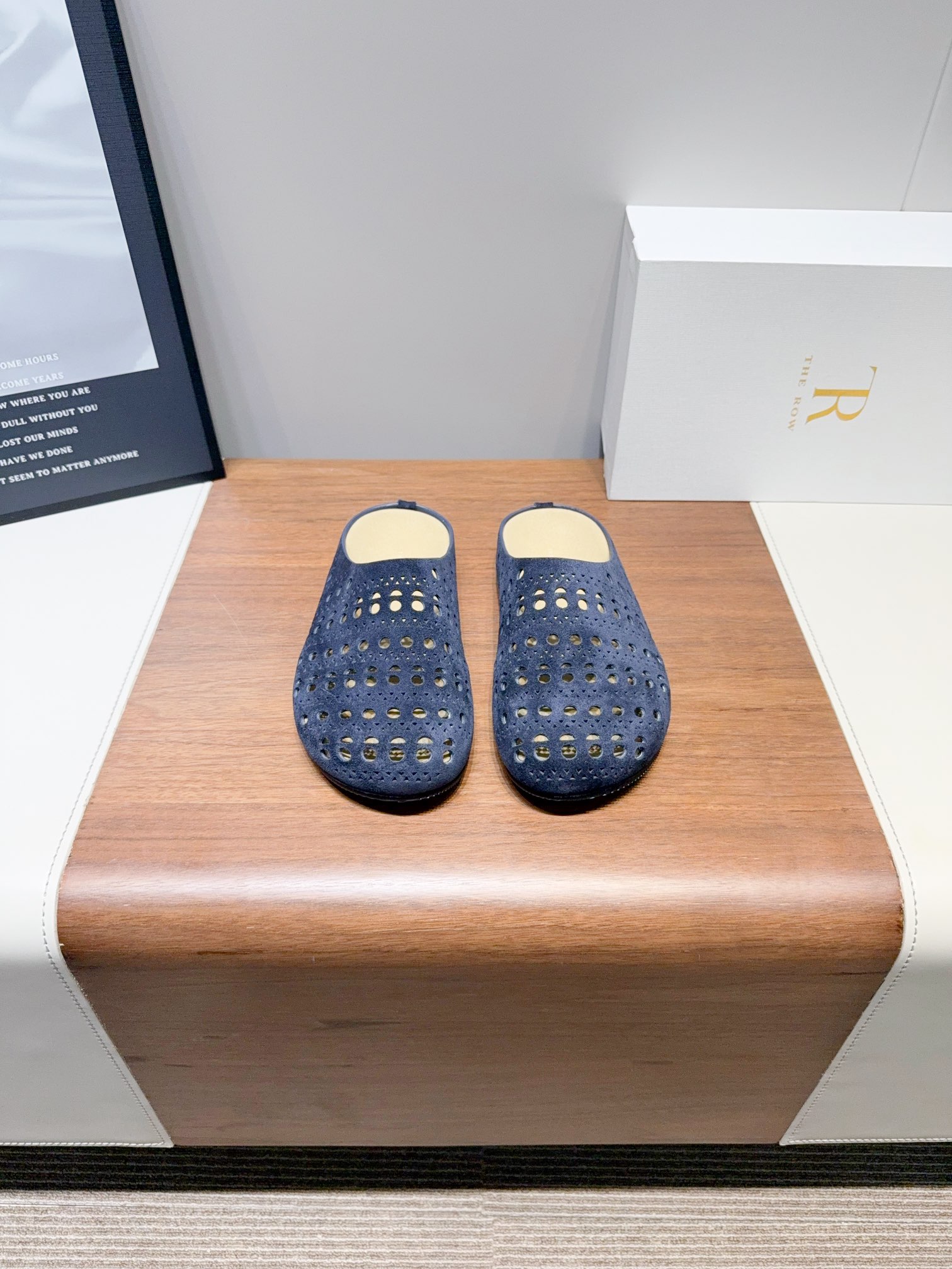 NO:262702,Price The Ro* New summer Birken Slippers Geometric hollow upper breathable and comfortable Minimalist Fashionable and versatile High-quality Material ox-reverse velvet Inner ox-reverse velvet Outsole rubber sole 35-40 (40 women's custom made without return or exchange) Extreme cost-effectiveness, no bargaining., semi-torque, slippers19860909Price The Ro* 新款夏季勃肯拖鞋 几何镂空鞋面透气舒适 极简主义 时尚百搭 高版本品质 材质牛反绒 内里牛反绒 大底橡胶大底 35-40（40女定做不退换） 极致性价比,不议价.,半拖,slippers,Women's Shoes