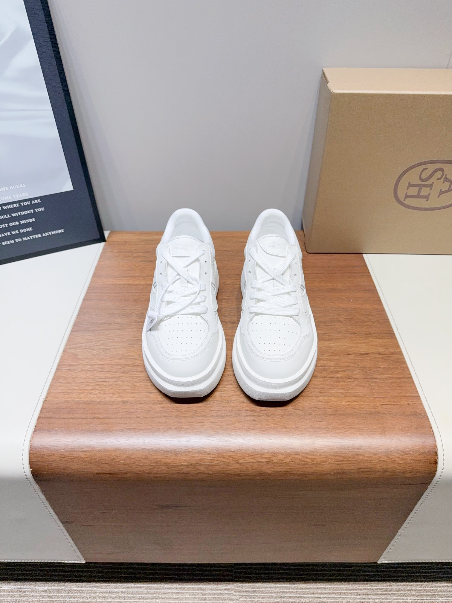 NO:262685,Price launches new AS* The same casual series for autumn stars, simple design punched breathable shoe body, paired with lightweight rebound and heightened sole. Fabric: top layer cowhide   cow back velvet sole rubber foam sole inner sheepskin 35-40 (40 women’s custom made without return or exchange) Extreme cost-effectiveness, no bargaining., casual shoes/sports shoes, sneakers, cowhide, sheepskin19860909Price 上新AS* 秋季明星同款休闲系列,简约设计的冲孔透气鞋身,搭配轻盈回弹增高鞋底. 面料:头层牛皮 牛反绒 鞋底橡胶发泡大底 内里羊皮  35-40（40女定做不退换） 极致性价比,不议价.,休闲鞋/运动鞋,sneakers,cowhide,sheepskin,Women's Shoes