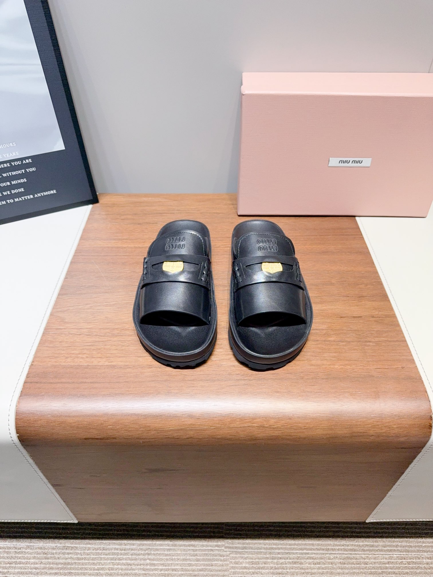 NO:262696,Price Miu Mi* 25ss spring and summer new style gold coin beach slippers nowadays miu is more fragrant, but miu's home is more delicate, rubber sole is more practical, three-dimensional effect. Metal letters are micro-marked with contrasting color effect, sheepskin milk is super soft and glutinous, Velcro design is easy to put on and take off, can be adjusted according to the foot shape, thick sole waterproof and height-enhancing machine The upper is made of original imported cowhide, inner foot pad sheepskin, original custom mold opening and non-slip sole 35-40 (40 women's custom made without return and exchange) Extreme cost-effectiveness, no bargaining., slippers, miumiu, slippers, cowhide, sheepskin19860909Price Miu Mi* 缪缪 25ss春夏新款 金币沙滩拖鞋 现在的miu怎么也香里香气的了,但是miu家的更秀气,橡胶大底更实用,三维立体效果 金属字母微标富有撞色效果,羊皮奶呼呼超级软糯,魔术贴设计方便穿脱,可根据脚型调节,厚底防水增高小心机 鞋面采用原版进口牛皮 内里垫脚羊皮 大底原版定制开模防滑大底 35-40（40女定做不退换） 极致性价比,不议价.,拖鞋,miumiu,slippers,cowhide,sheepskin,Women's Shoes