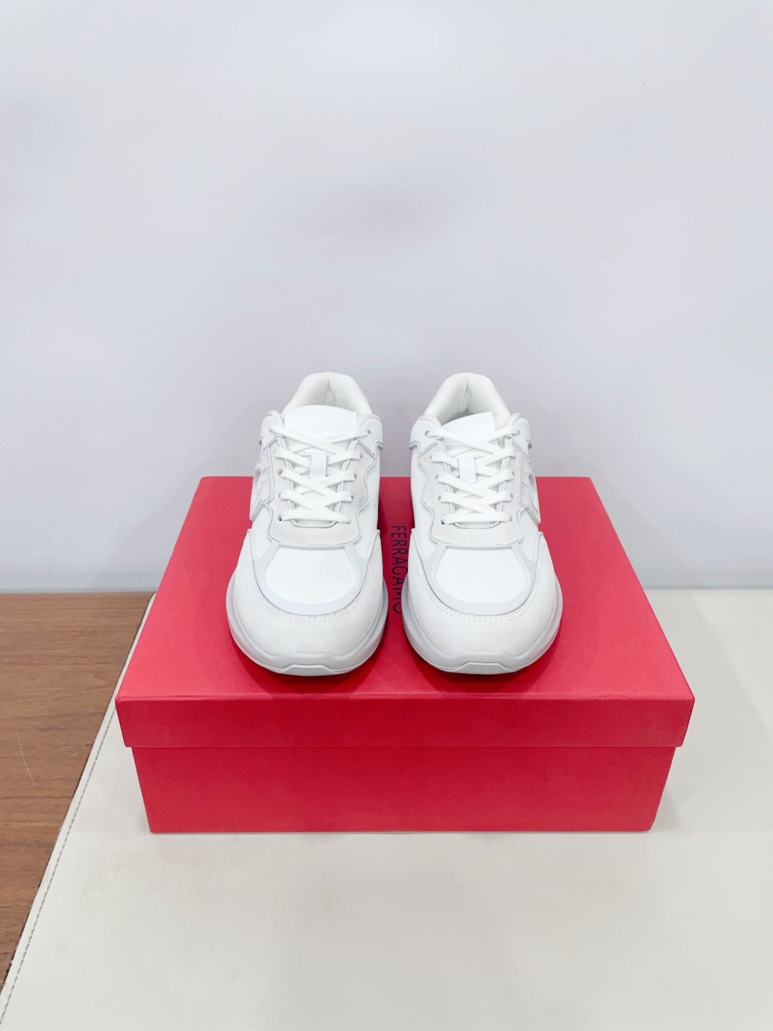 NO:262688,Price Ferraga* Cancin* buckles men's low-top casual shoes. Spring and summer official website synchronizes new thick-soled versatile sneakers for men. This urban-style casual shoes boldly combines a variety of fabrics, cleverly uses high-tech mesh fabrics and smooth leather to create a unique high-end look. The side disassembly Cancini buckles are matched with padded mouths and tongues, combined with eye-catching light rubber soles, making the design more exquisite!  The perfect fusion of fashion and comfort. The exquisite lines outline the shoe body, the iconic elements are embellished, and the comfortable sole technology is equipped with the help of the pace. Whether it is walking on the street or during sports, it can show extraordinary charm. 39-45 (45 men's customized products, no return or exchange) Extreme cost-effectiveness, no bargaining., Casual shoes/sports shoes, ferragamo, ferragamo, sneakers19860909Price Ferraga*菲拉格慕 Cancin*扣饰男士低帮休闲鞋 春夏官网同步新款厚底百搭运动鞋男 这款都市风格休闲鞋大胆融合多种面料,巧妙运用高科技网眼织物和光滑皮革,打造别出心裁的高端造型,侧面辍饰 Cancini扣饰,搭配衬垫鞋口和鞋舌,结合醒目的轻盈橡胶鞋底,令设计更显考究！时尚与舒适的完美融合.,精致线条勾勒鞋身,标志性元素点缀,搭载舒适鞋底科技,为步伐助力,无论是漫步街头还是运动时刻,都能展现非凡魅力. 39-45（45男定做不退换） 极致性价比,不议价.,休闲鞋/运动鞋,ferragamo,ferragamo,sneakers,Women's Shoes