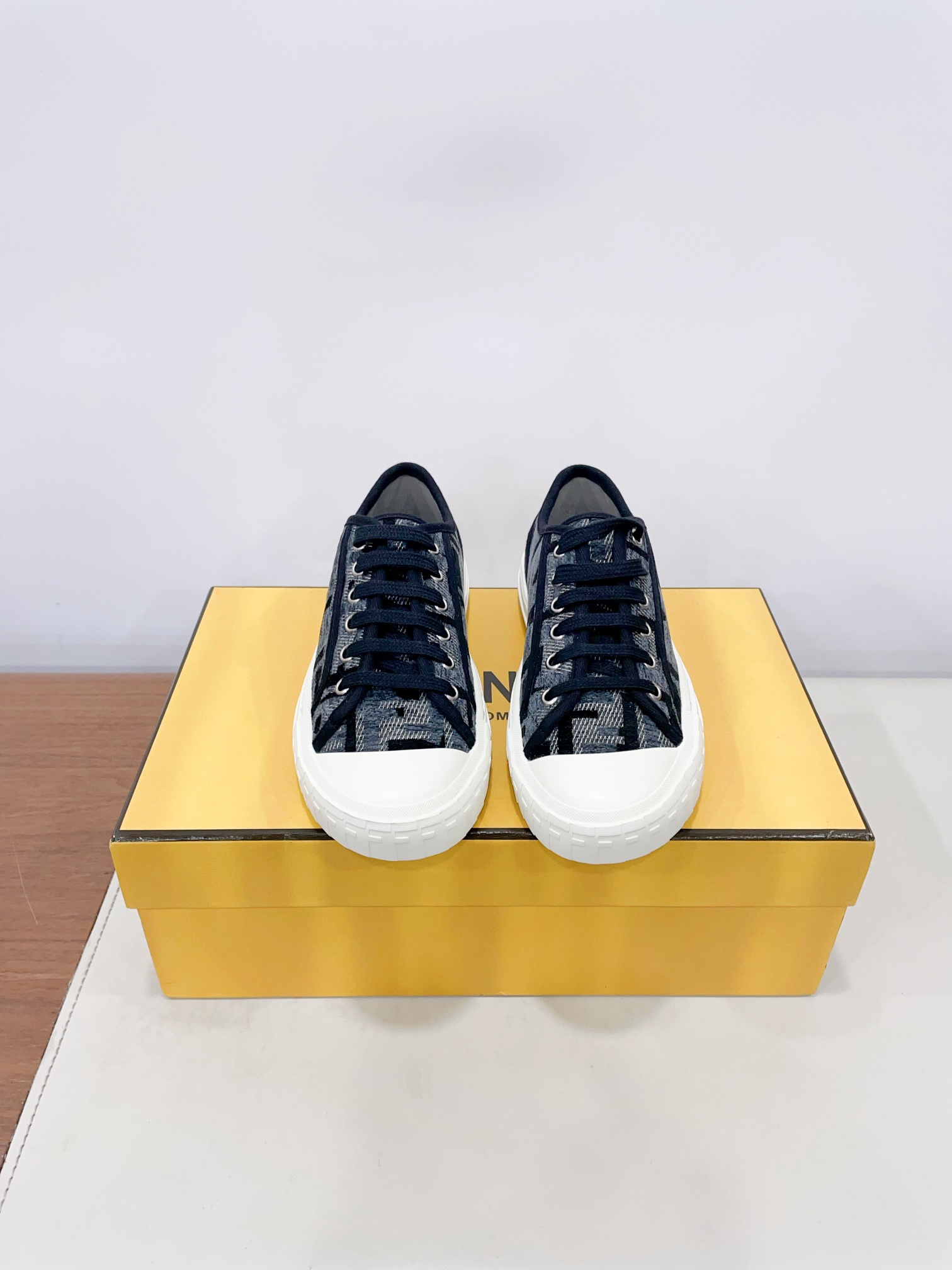 NO:262691,Certified Fend*’s latest popular couple’s flat-soled casual shoe series in autumn… Domino old-fashioned canvas shoes casual sneakers – a new must-have style!  The new Domino canvas sneakers have become a favorite shoe. For those who want to create a simple and FEND* style, this shoe is the perfect choice. It is relaxed, comfortable, fashionable and versatile... Fabric: imported customized jacquard fabric Inner: imported customized high-density breathable fabric Foot pads: customized breathable mesh injection molding Outsole: original molded TPU two-color outsole 35-45 (40.41 women and 45 men customized) Extreme cost-effectiveness, no bargaining., casual shoes/sports shoes, fendi, sneakers19860909已认证  Fend*秋季最新火爆情侣平底休闲板鞋系列…… Domino老花帆布鞋休闲运动鞋-全新必备款型！新款Domino帆布运动鞋成为深受喜爱的一款鞋履,对于想打造简约且具有FEND*特色造型的人士而言,这款鞋履是完美之选.轻松、舒适、时尚且百搭…… 面料:进口定制提花布料 内里:进口定制高密度透气布料 垫脚:定制透气网料注塑成型 大底:原版开模TPU双色大底 35-45(40.41女45男定制） 极致性价比,不议价.,休闲鞋/运动鞋,fendi,sneakers,Women's Shoes