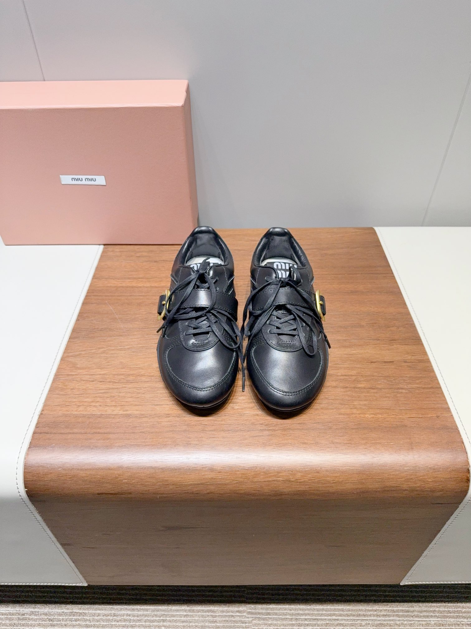 NO:262675,Price Miu Mi* 25ss spring and summer new style retro Forrest Gump shoes German training shoes casual shoes show craftsmanship comes from the details of the Miu Miu series. The trend elements of the new season are 1. The concept of the love at this moment is diverse and conveying the modern style~ It looks good no matter how you wear it. It looks not very comfortable to wear. It is super comfortable to wear. The fabric is made of original imported cowhide. The inner foot pad sheepskin. The original customized rubber sole. 35-40 (40 women's customized products are not returned or exchanged) The ultimate cost-effectiveness is not bargaining., casual shoes/sports shoes, miumiu, sneakers, cowhide, sheepskin19860909Price Miu Mi* 缪缪 25ss春夏新款 复古 阿甘鞋 德训鞋 休闲鞋 秀场工艺来自Miu Miu系列的细节特写 新季的潮流要素一 与此刻挚爱的概念,多元对撞,传达现代风格~ 怎么穿都好看今夏时髦精最爱 看起来不怎么舒服 上脚超级舒服 面料采用原版进口牛皮 内里垫脚羊皮 大底原版定制橡胶大底 35-40（40女定做不退换） 极致性价比,不议价.,休闲鞋/运动鞋,miumiu,sneakers,cowhide,sheepskin,Women's Shoes