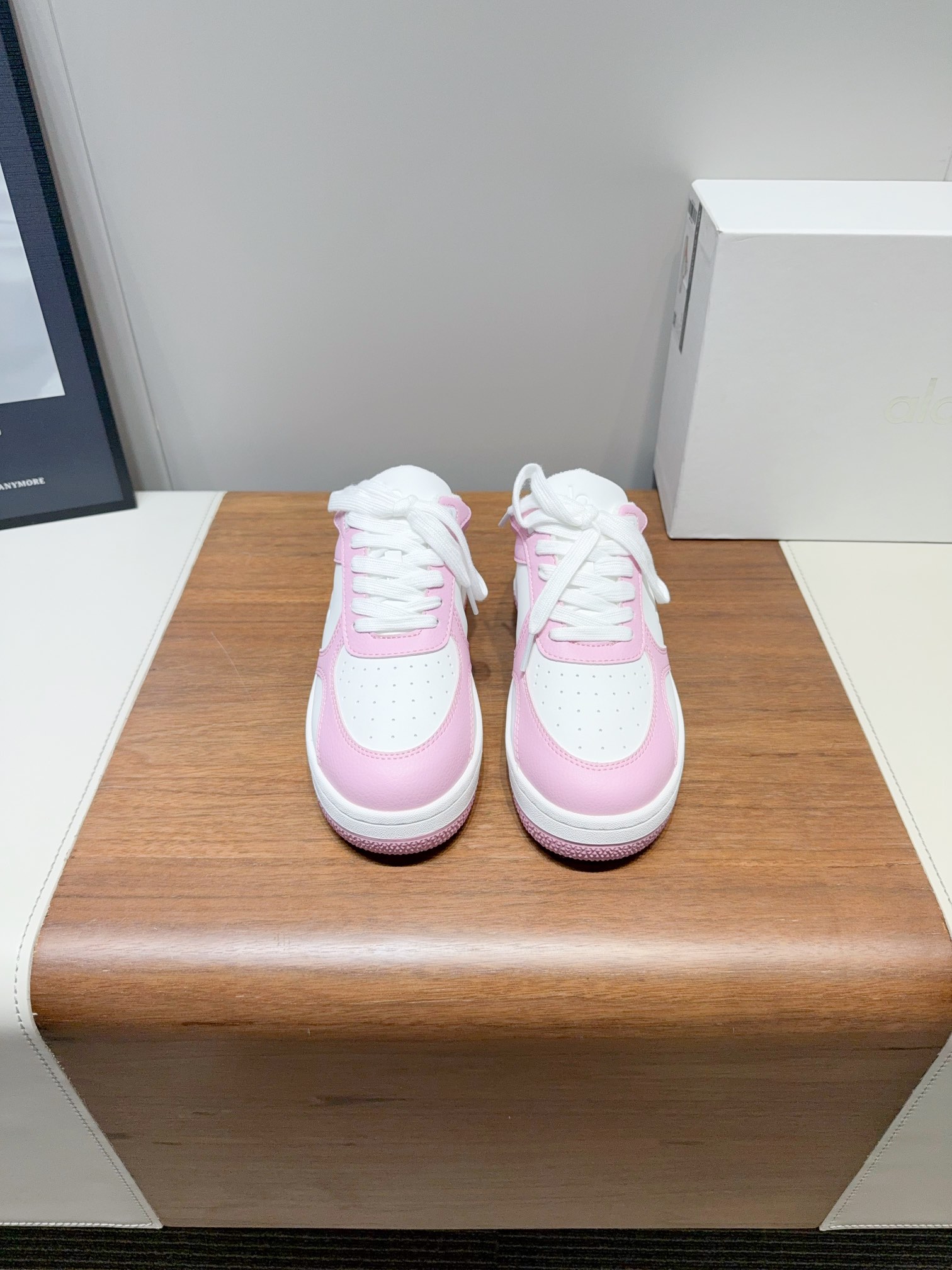 NO:262663,Price al* niche trendy brand new spring and summer color-blocking white shoes thick-soled comfortable casual shoes half-touch, super versatile!  And super comfortable!  It's a thick bottom but it's not heavy at all on the feet!  Very lightweight!  It looks better when putting on socks!  And it is recommended by celebrities. It is a model that increases your legs and makes your legs look thinner!  Super suitable for us small girls~ the shoes are also a classic color-blocking and contrasting design with the delicate leather texture on the upper!  !  Material cowhide, inner li sheep, outsole pure natural rubber outsole 35-40 (40 women's customized customization, no return or exchange) Extreme cost-effectiveness, no bargaining., casual shoes/sports shoes, sneakers, cowhide19860909Price al*小众潮牌春夏新款 拼色小白鞋厚底舒适休闲鞋半拖 上脚超级百搭！而且超级舒适！是厚底款但是上脚一点都不沉重！非常轻便！套上袜套搭配更好看！而且还是明星同款推荐～上脚增高显腿细！超级适合我们小个子女生～鞋子整体也是经典的拼色撞色设计搭配鞋面细腻的真皮纹路肌理感！！材质牛皮 内里羊里 大底纯天然橡胶大底 35-40（40女定做不退换） 极致性价比,不议价.,休闲鞋/运动鞋,sneakers,cowhide,Women's Shoes