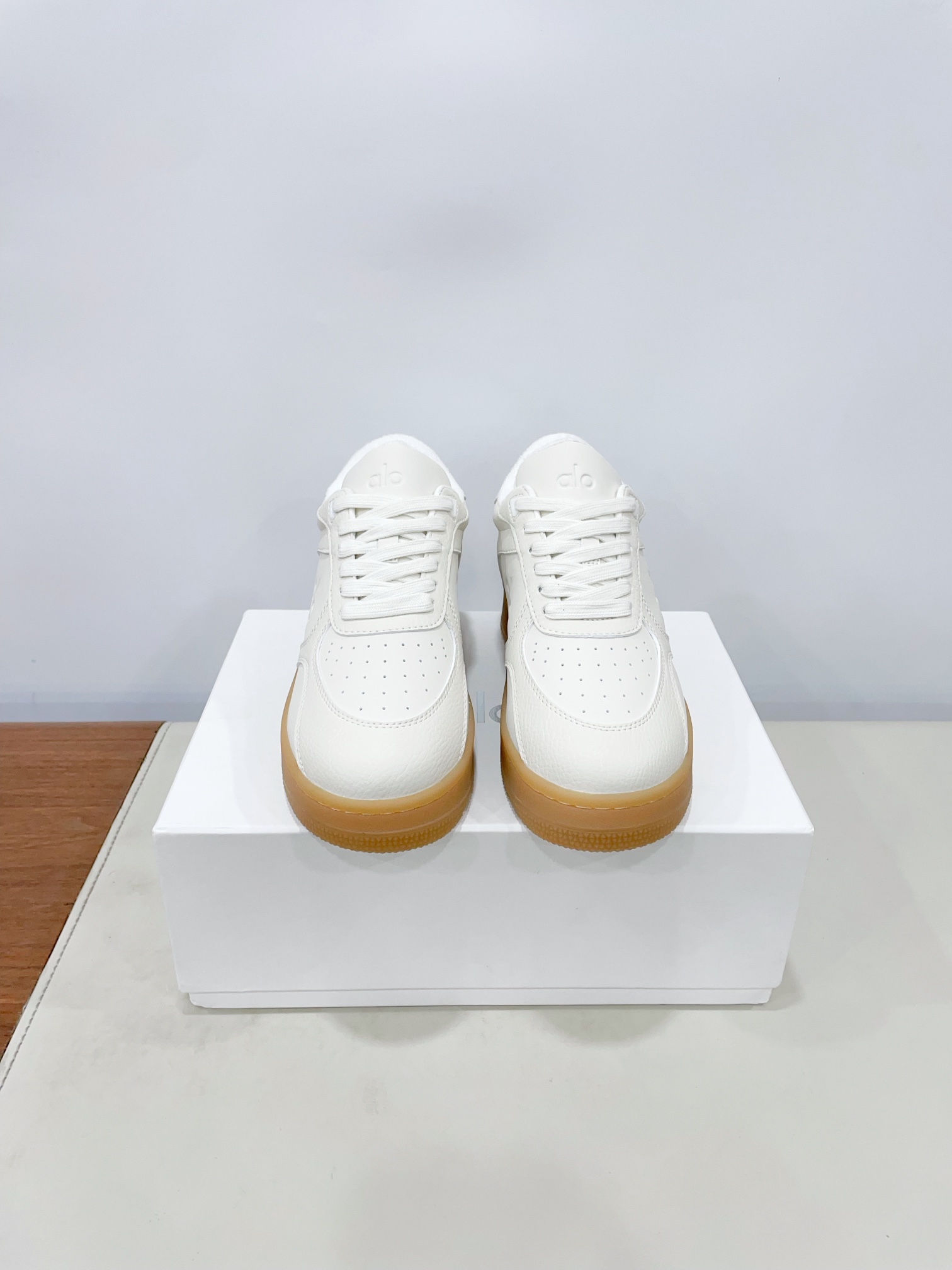 NO:262661,Price alo25s new spring and summer style color-blocking white shoes with thick sole comfortable and casual style alo understands girls better than Nike!  Super versatile!  And super comfortable!  It's a thick bottom but it's not heavy at all on the feet!  Very lightweight!  It looks better when putting on socks!  And it is recommended by celebrities. It is a model that increases your legs and makes your legs look thinner!  Super suitable for us small girls~ the shoes are also a classic color-blocking and contrasting design with the delicate leather texture on the upper!  !  Material cowhide, inner li sheep, pure natural rubber outsole 35-40 (40 women will not return or exchange) Extreme cost-effectiveness, no bargaining., casual shoes/sports shoes, sneakers, cowhide19860909Price alo25s 春夏新款 拼色小白鞋厚底舒适休闲款 alo比耐克更懂女生！上脚超级百搭！而且超级舒适！是厚底款但是上脚一点都不沉重！ 非常轻便！套上袜套搭配更好看！而且还是明星同款推荐～上脚增高显腿细！ 超级适合我们小个子女生～鞋子整体也是经典的拼色撞色设计搭配鞋面细腻的真皮纹路肌理感！！ 材质牛皮 内里羊里 大底纯天然橡胶大底 35-40（40女不退换） 极致性价比,不议价.,休闲鞋/运动鞋,sneakers,cowhide,Women's Shoes