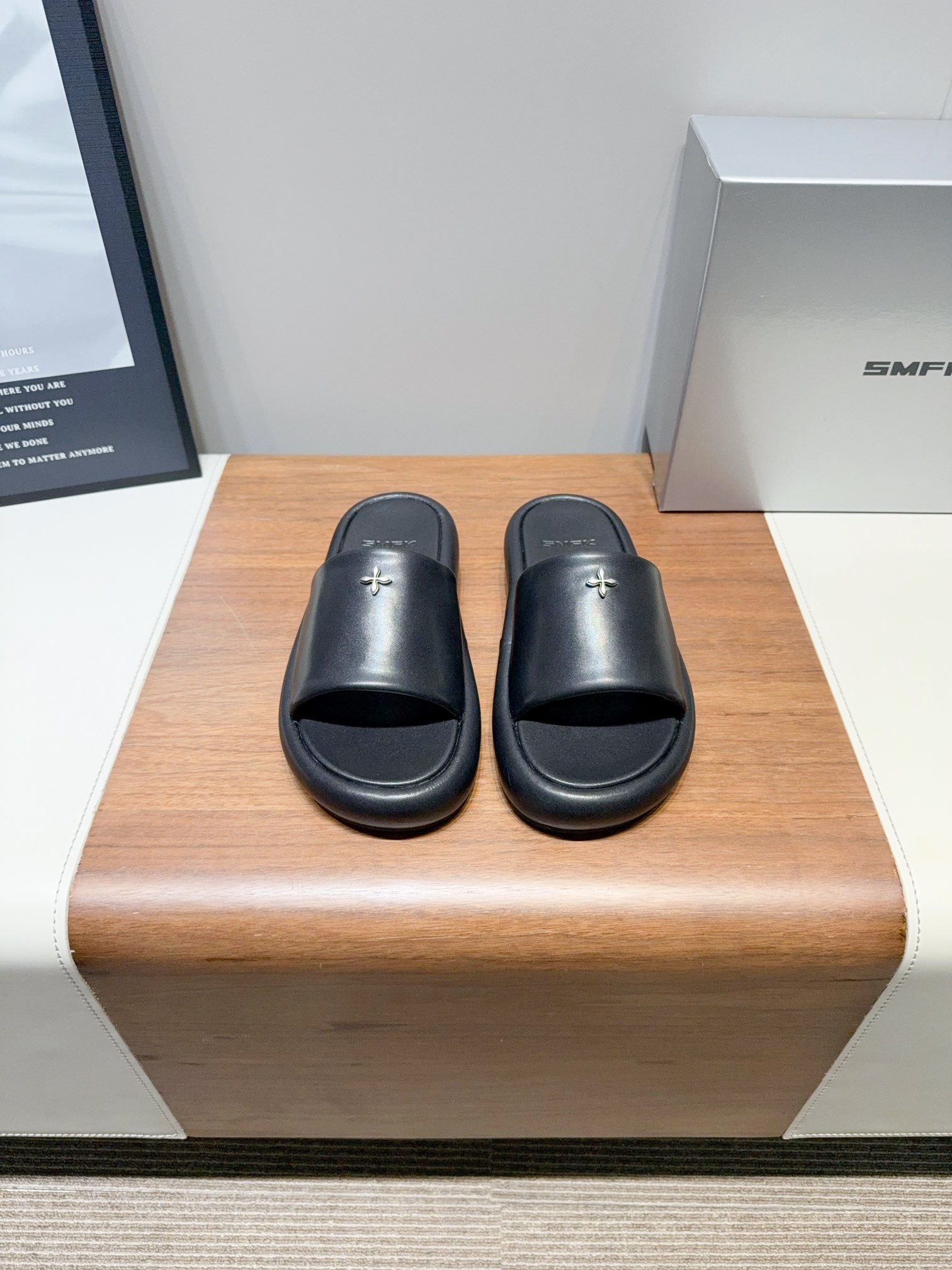 NO:262659,Price SMF*K25SS shoe latest popular cross flower slippers thick sole casual versatile minimalist style national trend, new work inherits many popular elements of the brand, it is bound to be very popular Super cool Dark and versatile style Use high-density breathable cowhide leather, equipped with moderately comfortable thick sole, details also ensure that it is safe and easy to move. Original imported custom cowhide leather, imported cowhide leather, original open molded cross flower molded rubber sole plus super soft water table, bottom thickness 4CM Size: women's model 35-40 (40 women's custom made without return or exchange), slippers, slippers, cowhide19860909Price SMF*K25SS托鞋 最新火爆款十字花 拖鞋 厚底 休闲 百搭的极简风国潮,新作继承了诸多品牌制胜的流行元素,势必大热 超级酷 黑暗百搭风 采用高密度透气牛皮革 ,配有高度适中的舒适厚底,细节还确保穿着稳妥不易移位 面料原版进口定制牛皮革 内里进口牛皮革  鞋底原版开模十字花成型橡胶大底加超软水台 底厚4CM Size:女款35-40（40女定做不退换）,拖鞋,slippers,cowhide,Women's Shoes