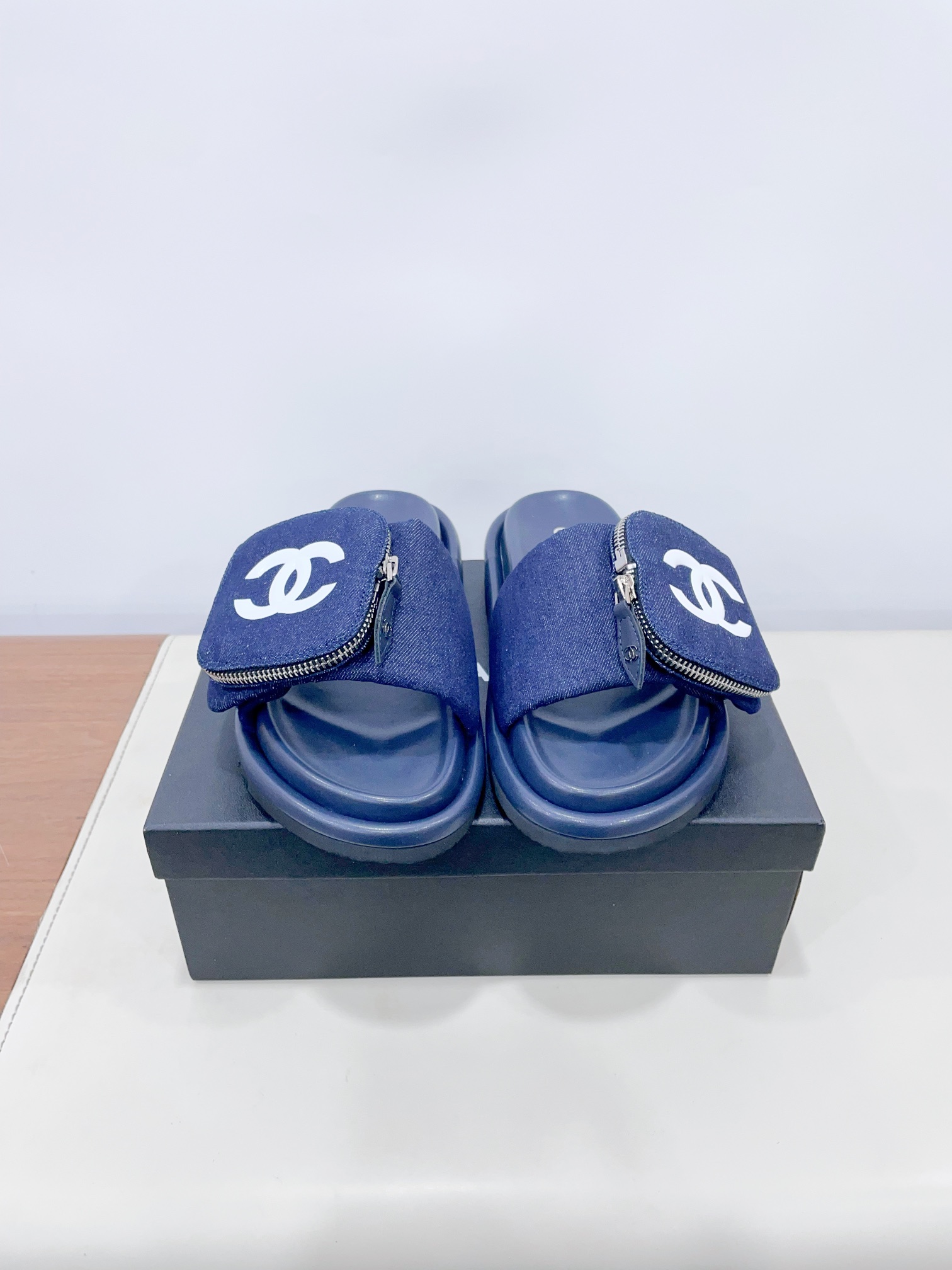 NO:262681,Price CHANE* ｜Xiaoxiang 25P Spring and Summer New Product Packaging and Thick-soled Lazy Slippers A must-have for lazy people to wear. It is huge, soft and comfortable to help you get rid of all the constraints. The cute bread shoe shape is very friendly to babies with wide feet. The outsole has a certain thickness. It looks thin and long legs when worn. Velcro can be adjusted at will. A must-have for fashionable essence!  The upper is made of original custom imported fabric. The footbed is very comfortable to wear. It is a comfortable feeling that can be seen by the naked eye. It is stress-free. The original mold is foam-resistant and anti-slip and wear-resistant. It is also very lightweight. Size: Women's model 35-40 (40 for women, custom-made for women, no return or exchange), slippers, chanel, slippers19860909Price CHANE* ｜小香25P春夏新品 包包装饰厚底懒人拖鞋 懒人必备穿了会上瘾的拖鞋 巨软巨舒服 让你摆脱一切的束缚感 呆萌的面包鞋型对脚宽的宝宝很友好 大底有一定的厚度 穿上巨显腿细腿长 魔术贴可随意调节大小 时髦精必备！ 鞋面采用原版定制进口布料 垫脚脚床很贴合脚底 穿着非常舒服 是肉眼可见的舒适感 暴走一天无压力 原版开模耐发泡大底 防滑又耐磨 还很轻便 Size: 女款35-40（40女定做不退换）,拖鞋,chanel,slippers,Women's Shoes