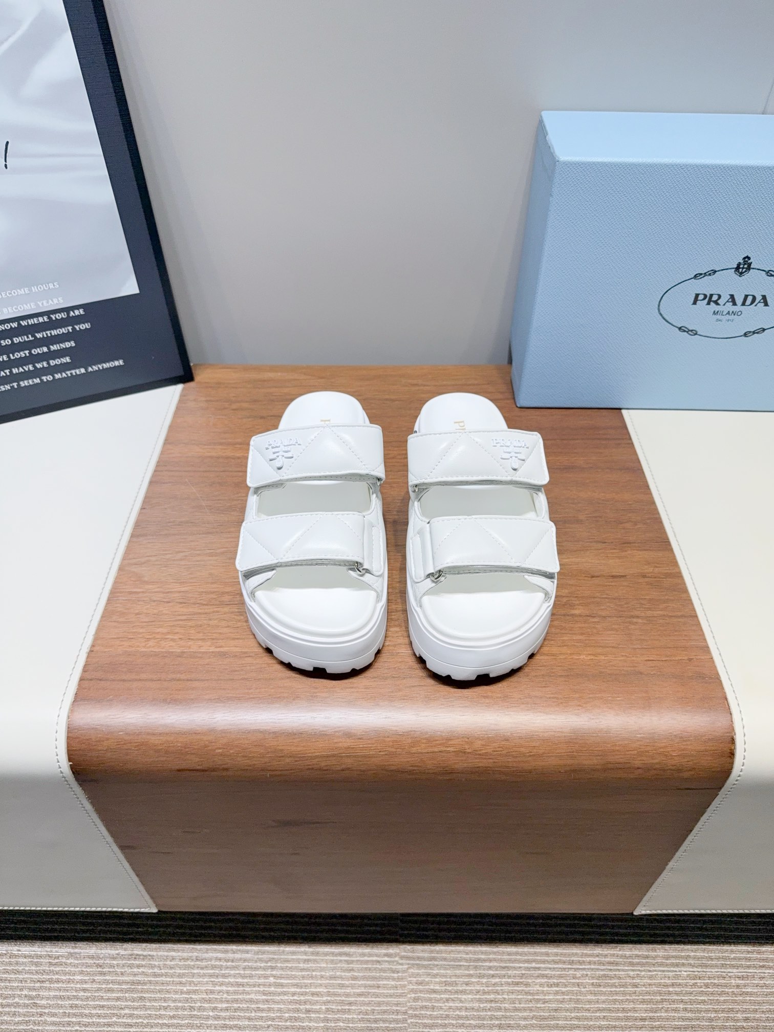 NO:262684,Price - Triangle logo flat slippers Prada latest flat slippers Comfortable and lightweight, when it comes to summer, hurry up and prepare it~ Letter Logo Flip flops to prevent the feet from sliding on, it is very comfortable and soft to close your eyes. Upper material is cowhide, inner material is sheepskin, large sole is rubber sole Size: Women's model 35-40 (40 for women, custom-made, non-return and exchange), slippers, prada, slippers, cowhide, sheepskin19860909Price -三角标识平底拖鞋 Prada 最新平底拖鞋 舒服又轻便,夏天到了赶快备起来吧～字母 Logo 一字拖防脚滑踩上去很舒服软软滴闭眼入 鞋面材质牛皮 内里材质羊皮 大底材质橡胶底 Size: 女款35-40（40女定做不退换）,拖鞋,prada,slippers,cowhide,sheepskin,Women's Shoes