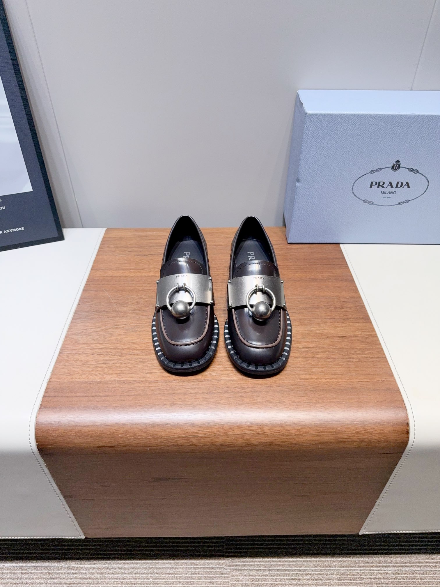 NO:262665,Price Prad*25SS catwalk model, spring and summer hot style, retro, fashionable and casual, versatile. Comfortable and classic formal shoes~ Loafer style is suitable for shopping malls and occasions to match formal clothes and commuting clothes!  Create a British style~ The craftsmanship combines tradition and modernity, through meticulous craftsmanship and exquisite technological details, the feet are comfortable and not polished. The upper is original beaded cowhide, inner cowhide foot pad, original mold opening custom A-level high-density TPU outsole, heel height 3.5cm Size: Women's model 35-40 (40 women's custom made without return or exchange), loafers, prada, loafers, cowhide19860909Price Prad*25SS走秀款 春夏爆款 复古感时髦漫漫,随意百搭.舒适经典的正装鞋履~ 乐福鞋型适合商场场合去搭配正装,通勤装！营造英伦范~ 工艺集传统与现代于一身,通过细致的工艺与精美的科技细节,上脚舒适不磨脚 鞋面原版开边珠牛皮 内里牛皮垫脚 原版开模定制A级高密TPU大底 鞋跟高度3.5cm Size: 女款35-40（40女定做不退换）,乐福鞋,prada,loafers,cowhide,Women's Shoes