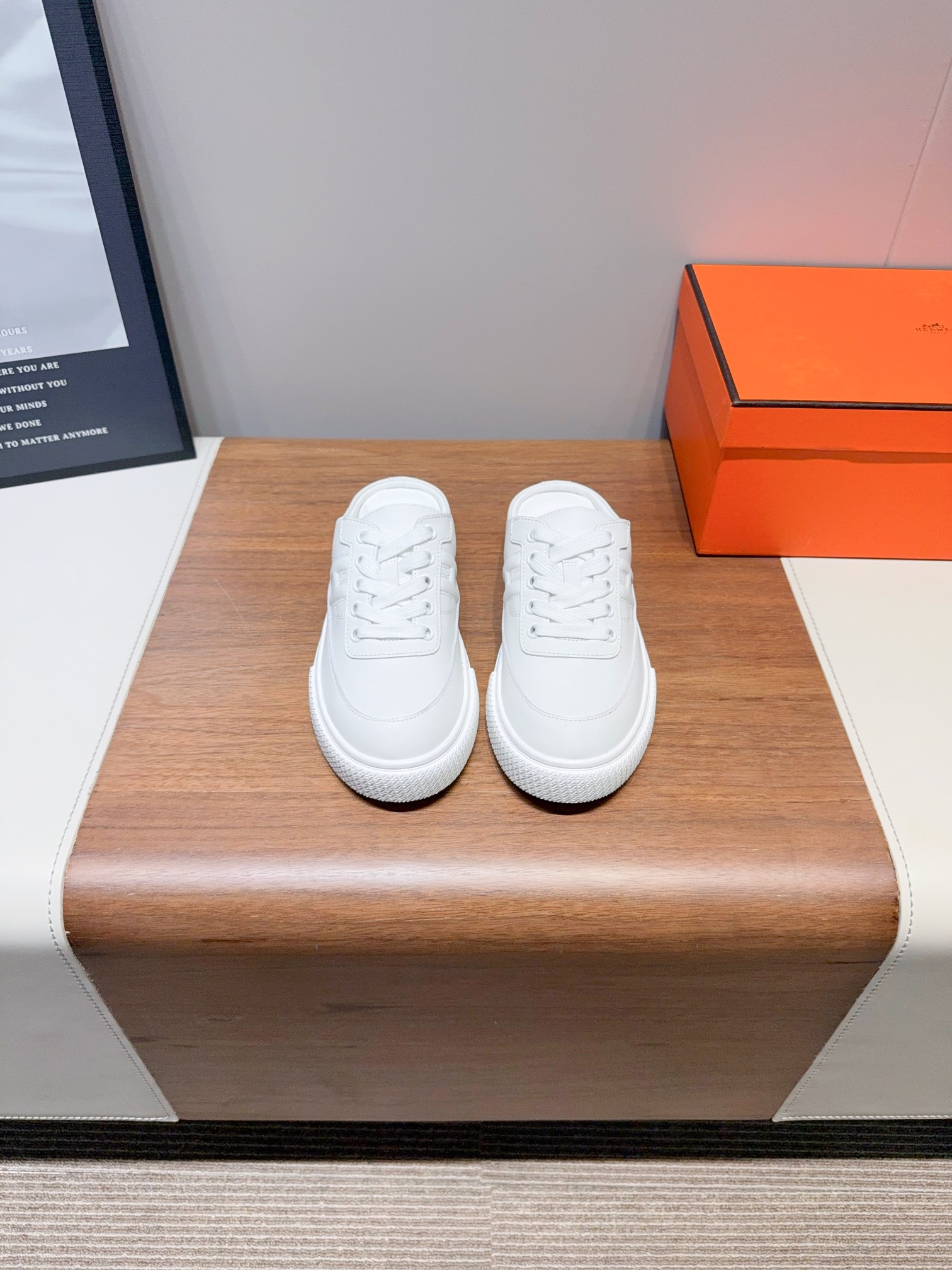 NO:262671,Price Hermes 25ss spring and summer new model H-lace-up, sneakers, sneakers, board shoes, extreme craftsmanship, and new in the counter. Every detail of the shoes is particularly attentive, quite eye-catching, and the elegant splicing elements highlight the outstanding temperament!  Fashionable fly-woven lace-up method, adding a casual atmosphere, exquisite lines, invisibly better reflect the family design language, interspersed with exquisite lines The fabric uses original imported beef velvet/imported canvas, inner footbed mixed-bred sheepskin, original customized rubber sole Size: Women's model 35-40 (40 for women's custom-made non-return and exchange), semi-torch, hermes, hermes, sneakers, sheepskin19860909Price Herme- 爱马仕 25ss春夏新款 H系带 后空一脚蹬 运动鞋 板鞋 工艺极致,同步专柜上新.鞋子的每一个细节都特别用心,相当惹眼,雅致的拼接元素,凸显不俗的气质！ 时尚飞织系带方式,增添休闲的气息,精致的线条,无形之中能够更好体现出家族式的设计语言,穿插精致的线条 面料采用原版进口牛反绒/进口帆布 内里垫脚混种羊皮 鞋底原版定制橡胶大底 Size: 女款35-40（40女定做不退换）,半拖,hermes,hermes,sneakers,sheepskin,Women's Shoes