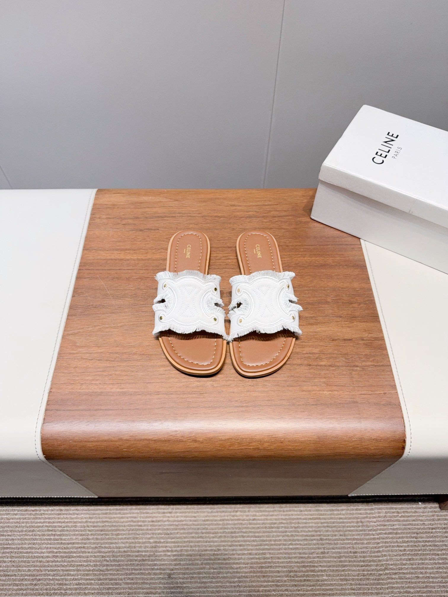 NO:405491,CELIN-Celin 25ss Spring and summer new slippers Arc de Triomphe British style flat-soled micro-label slippers Simple, atmospheric and fashionable, unsightly and timeless, it is the classic of the fashion circle that never fades away. The retro British style allows you to wear a different temperament. Original denim fabric, cowhide, cowhide, original leather sole. Size: Women's style 35-40 (40 women, 41 women's custom-made, non-return and exchange), slippers, celine, slippers, cowhide19860909CELIN-塞琳 25ss 春夏新款拖鞋 凯旋门英伦风平底微标拖鞋 简约大气时髦 耐看不过时 是时尚圈永不退潮的经典所在,复古的英伦风格,让你穿出不一样的气质 面料原版牛仔布 内里牛皮内里 原版真皮底 Size: 女款35-40（40女41女定做不退换）,拖鞋,celine,slippers,cowhide,Women's Shoes