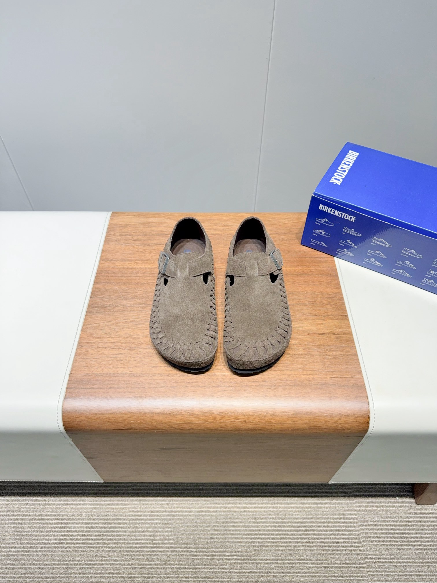 NO:407826,Birkenstoc - Birkenstoc classic Birkenstoc slippers, whose structure is in view of the ergonomic design, makes the foot bed perfectly fit the curve of the foot. In short, it is comfortable to put on and off, and is fashionable and versatile. Fabric: ox fleece foot pad: ox fleece foot bed: cork + high elastic PVC sole: EVA rubber foam Size: women's 35-45 (40 women 45 men's custom-made non-return and exchange), semi-torque, birdstock, slippers19860909Birkenstoc-勃肯 经典款勃肯包头拖鞋,其构造鉴于人体工学设计,使脚床的构造完美的贴合脚的弧度,简单来说就是,上脚舒适,穿脱方便,潮而百搭 面料:牛反绒 垫脚:牛反绒 脚床:软木+高弹PVC 鞋底:EVA橡胶发泡 Size: 女款35-45（40女45男定做不退换）,半拖,birkenstock,slippers,Women's Shoes