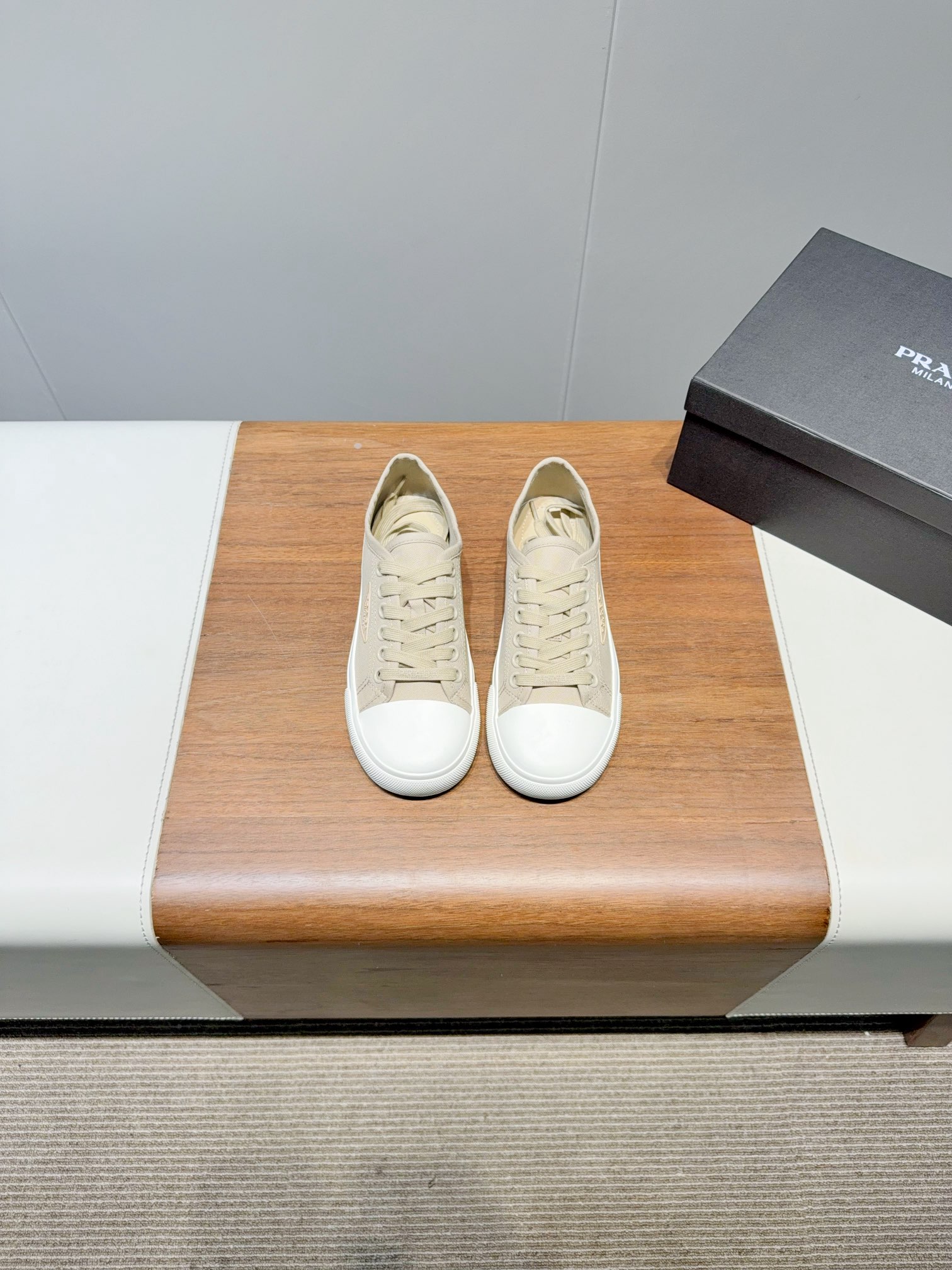 NO:407566,Prad* Prada 25ss round toe canvas shoes, the latest black technology of technology canvas. Prada has brought us good-looking biscuit shoes after a few years. A must-have for fashionable people, without any complicated decorations, with excellent vintage feel, pure and minimalist, neat and poetic. The latest canvas, add a casual taste. Upper original canvas, original custom sole, Size: Women's 35-40 (40 for women, custom-made, non-return, exchange), casual shoes/sports shoes, prada, prada, sneakers19860909Prad* 普拉达25ss圆头帆布鞋 科技帆布最新黑科技 相隔几年Prada又给我们带来好看的饼干鞋了 时髦精绝对不能错过的必入款,没有任何繁杂装饰,质感极好的vintage感,纯粹和极简做得利落又诗意.最新款的帆布,新增随性味道. 鞋面原版帆布 大底原版定制大底 Size: 女款35-40（40女定做不退换）,休闲鞋/运动鞋,prada,prada,sneakers,Women's Shoes